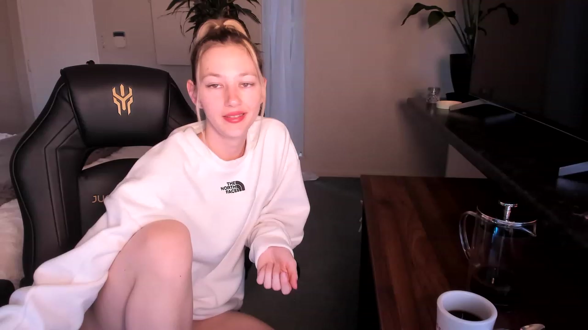 Gallery image thumbnail from Alice_NZ's myfreecams stream on, 05/04/2023, 04:38 image 10 of 20