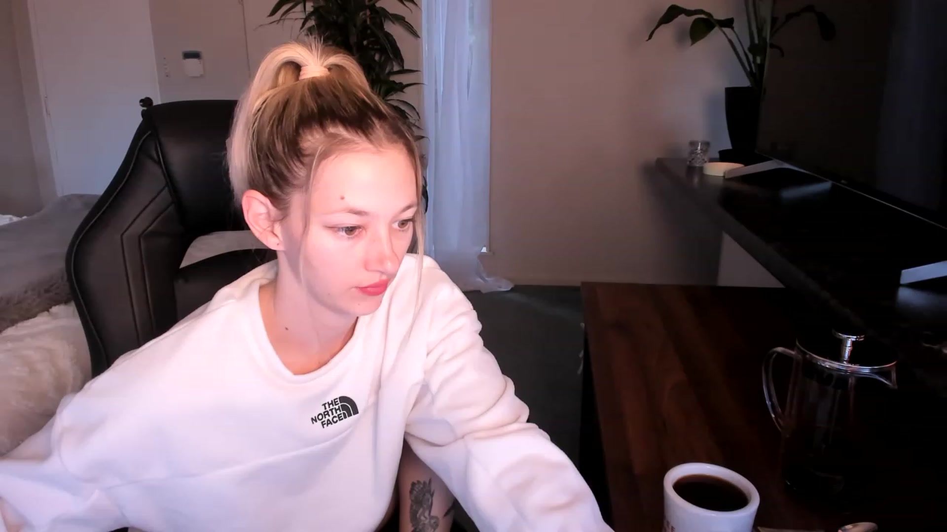 Gallery image thumbnail from Alice_NZ's myfreecams stream on, 05/04/2023, 04:38 image 2 of 20