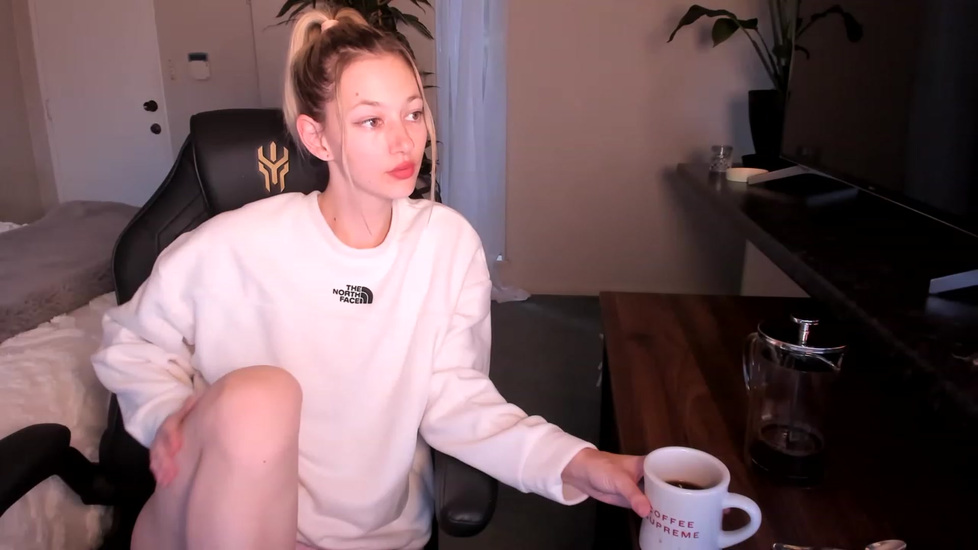Gallery image thumbnail from Alice_NZ's myfreecams stream on, 05/04/2023, 04:38 image 14 of 20