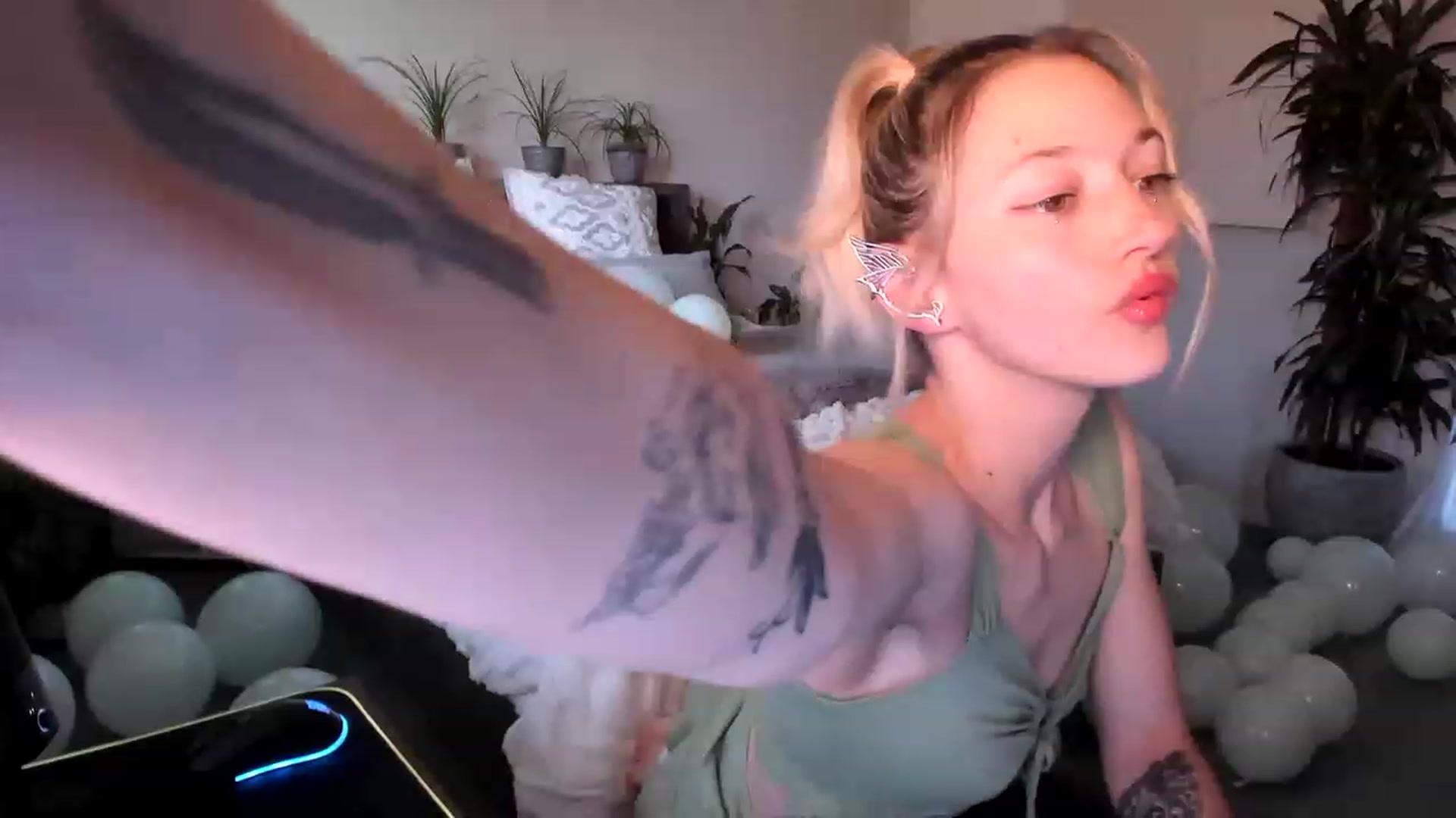 Gallery image thumbnail from Alice_NZ's myfreecams stream on, 05/05/2023, 03:54 image 2 of 20
