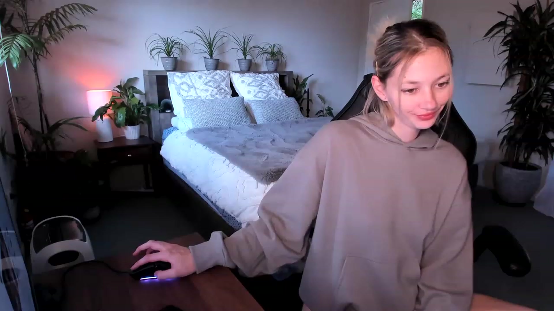 Gallery image thumbnail from Alice_NZ's myfreecams stream on, 05/23/2023, 04:44 image 8 of 20