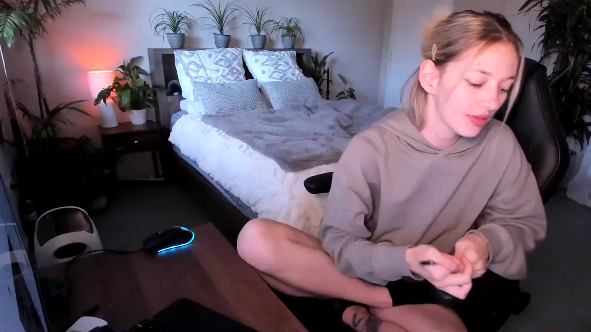 Gallery image thumbnail from Alice_NZ's myfreecams stream on, 05/23/2023, 04:44 image 16 of 20