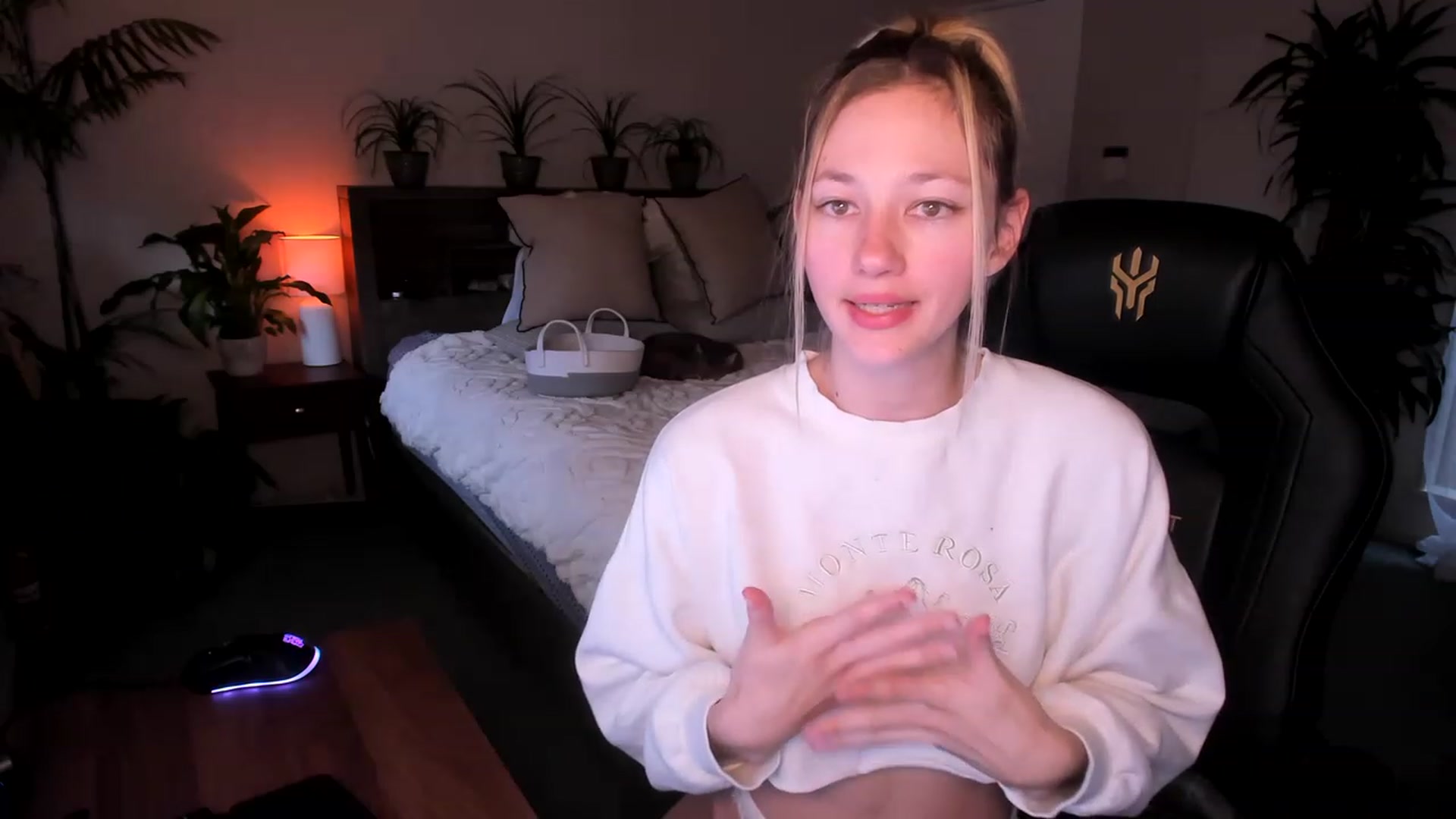 Gallery image thumbnail from Alice_NZ's myfreecams stream on, 06/05/2023, 02:48 image 8 of 20