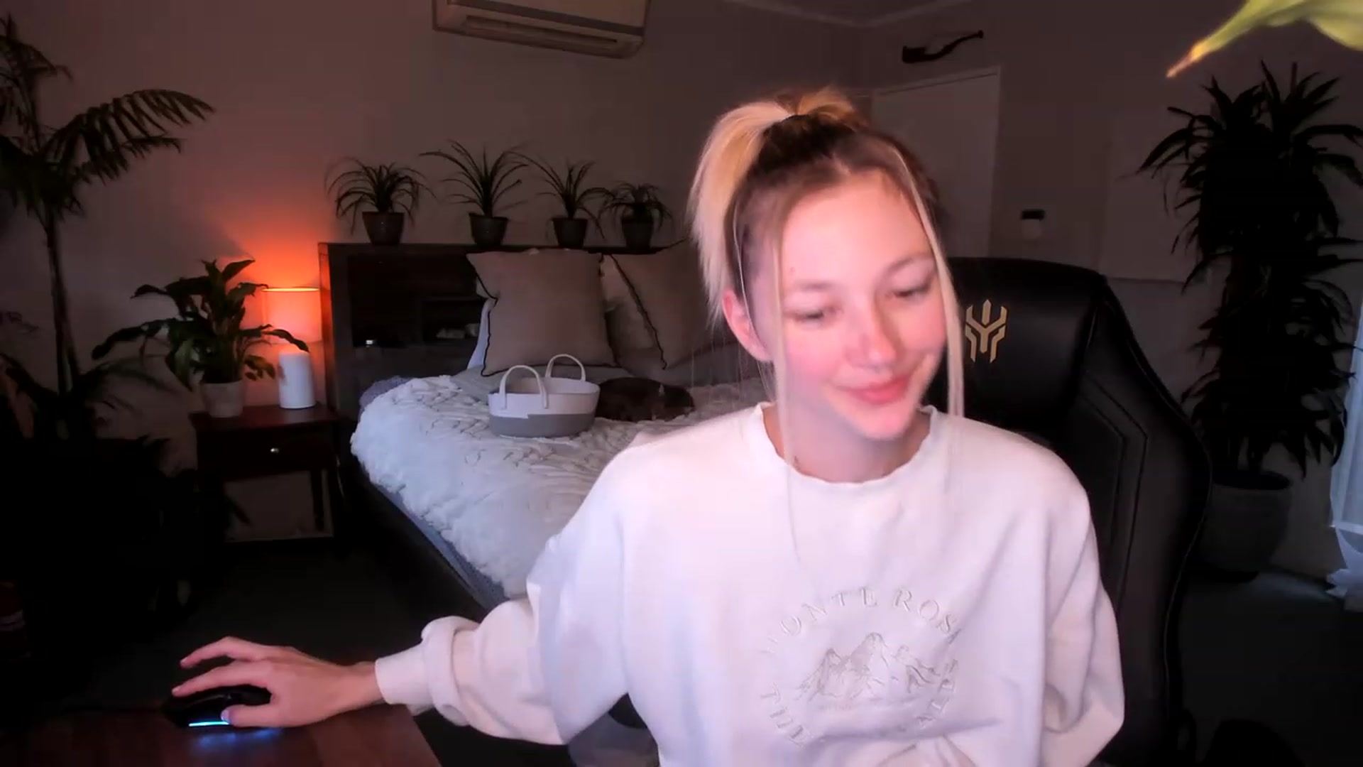 Gallery image thumbnail from Alice_NZ's myfreecams stream on, 06/05/2023, 02:48 image 13 of 20