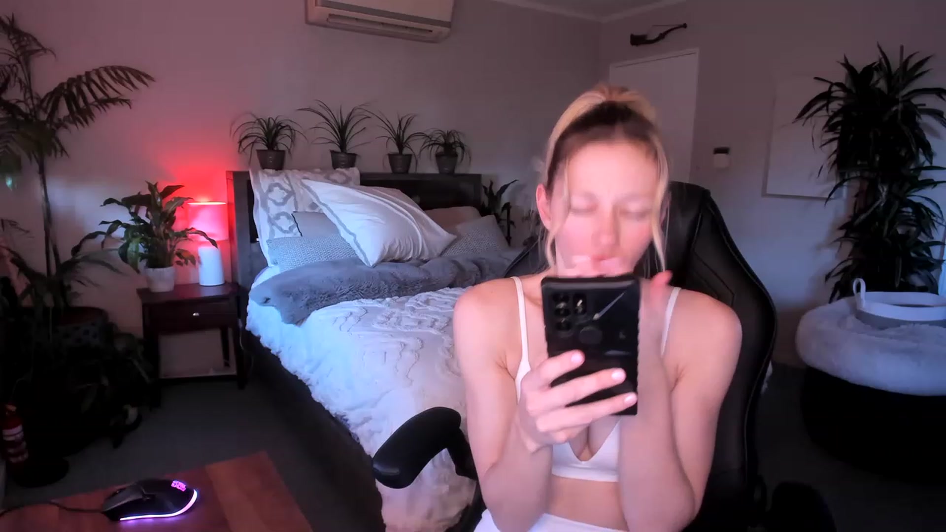 Gallery image thumbnail from Alice_NZ's myfreecams stream on, 06/08/2023, 04:35 image 12 of 20