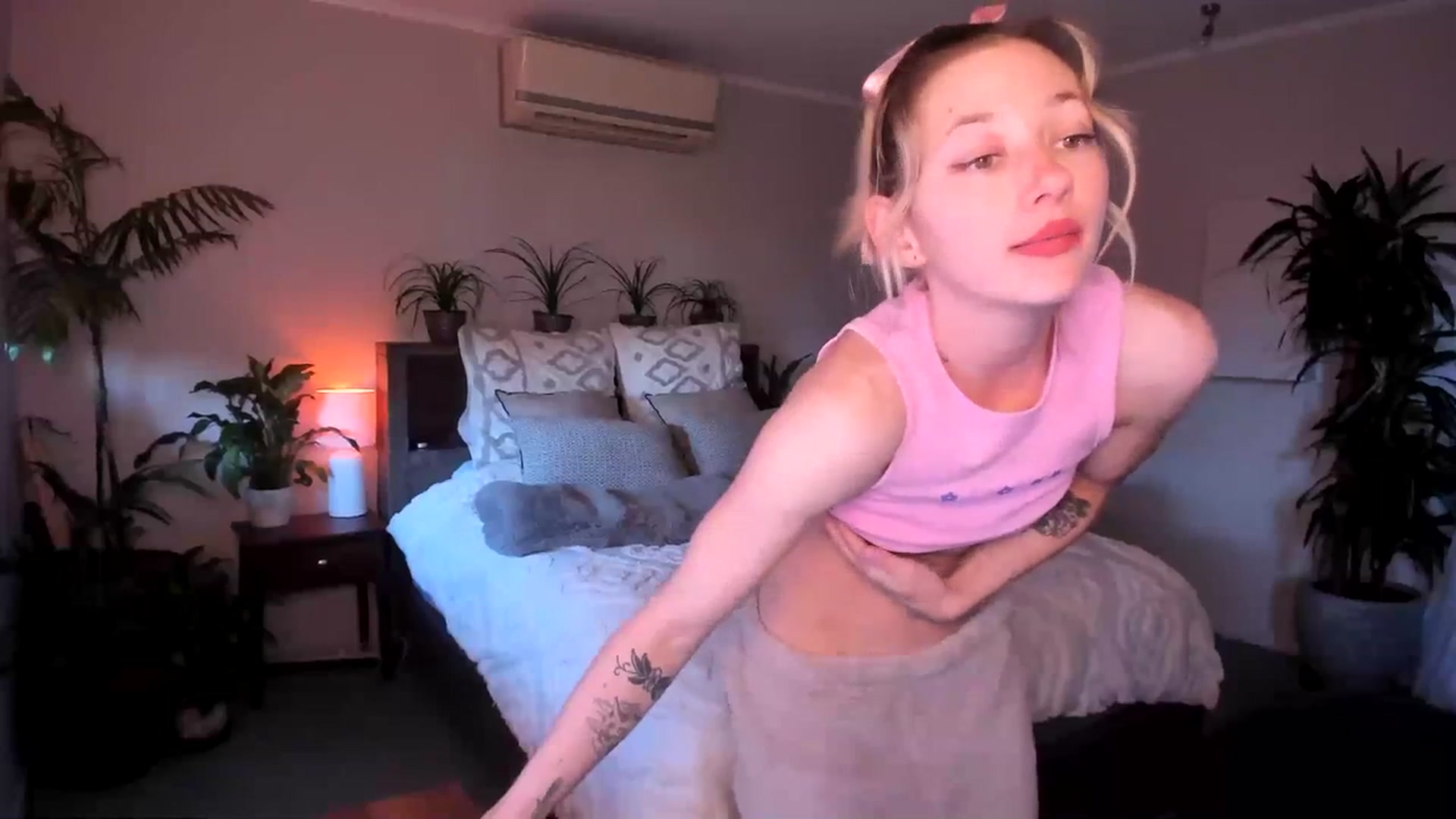 Gallery image thumbnail from Alice_NZ's myfreecams stream on, 06/10/2023, 03:45 image 16 of 20