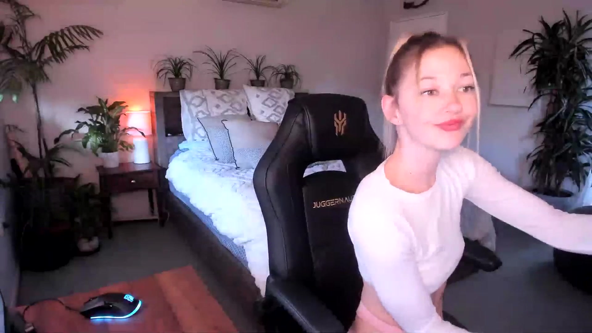 Gallery image thumbnail from Alice_NZ's myfreecams stream on, 06/12/2023, 02:35 image 12 of 20
