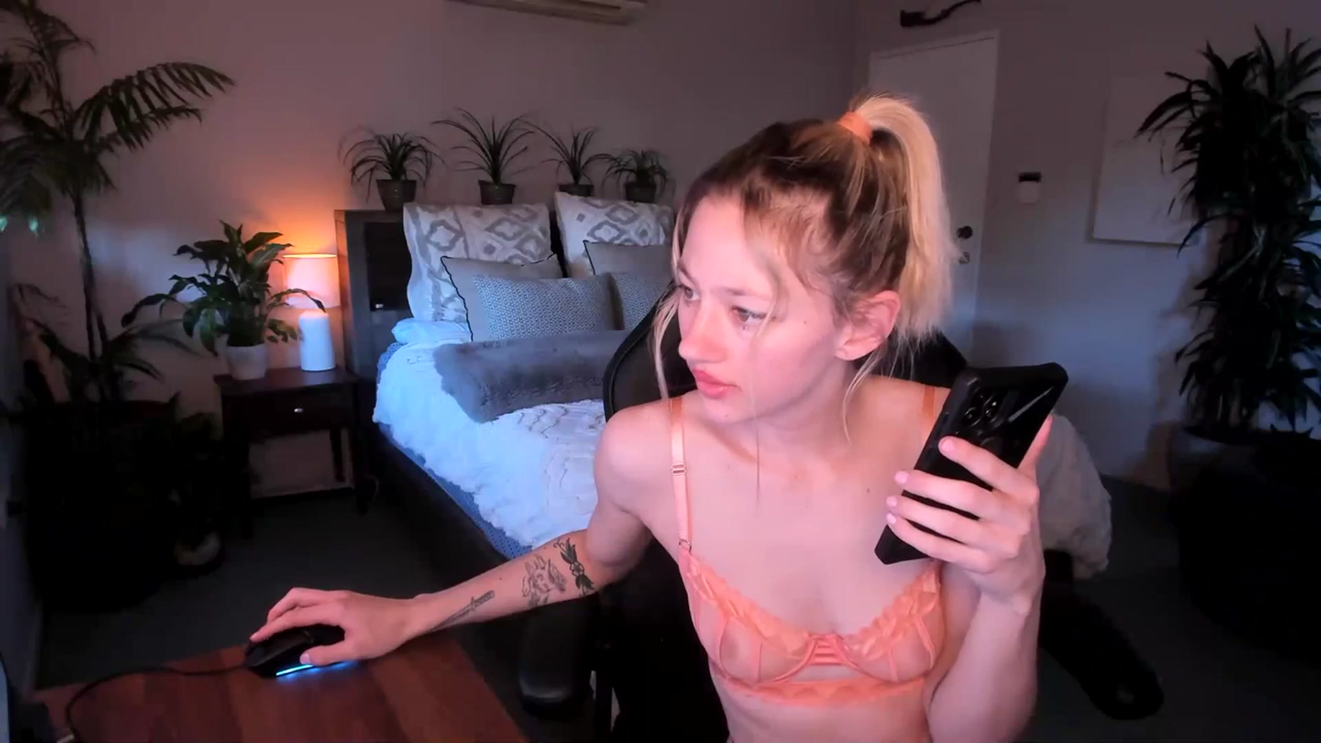 Gallery image thumbnail from Alice_NZ's myfreecams stream on, 06/13/2023, 01:57 image 4 of 20