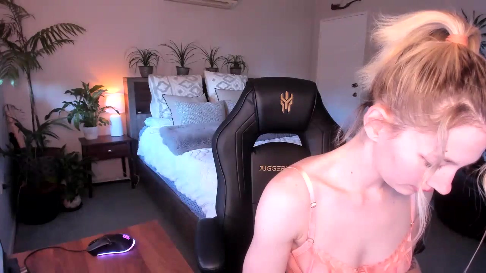 Gallery image thumbnail from Alice_NZ's myfreecams stream on, 06/13/2023, 01:57 image 3 of 20