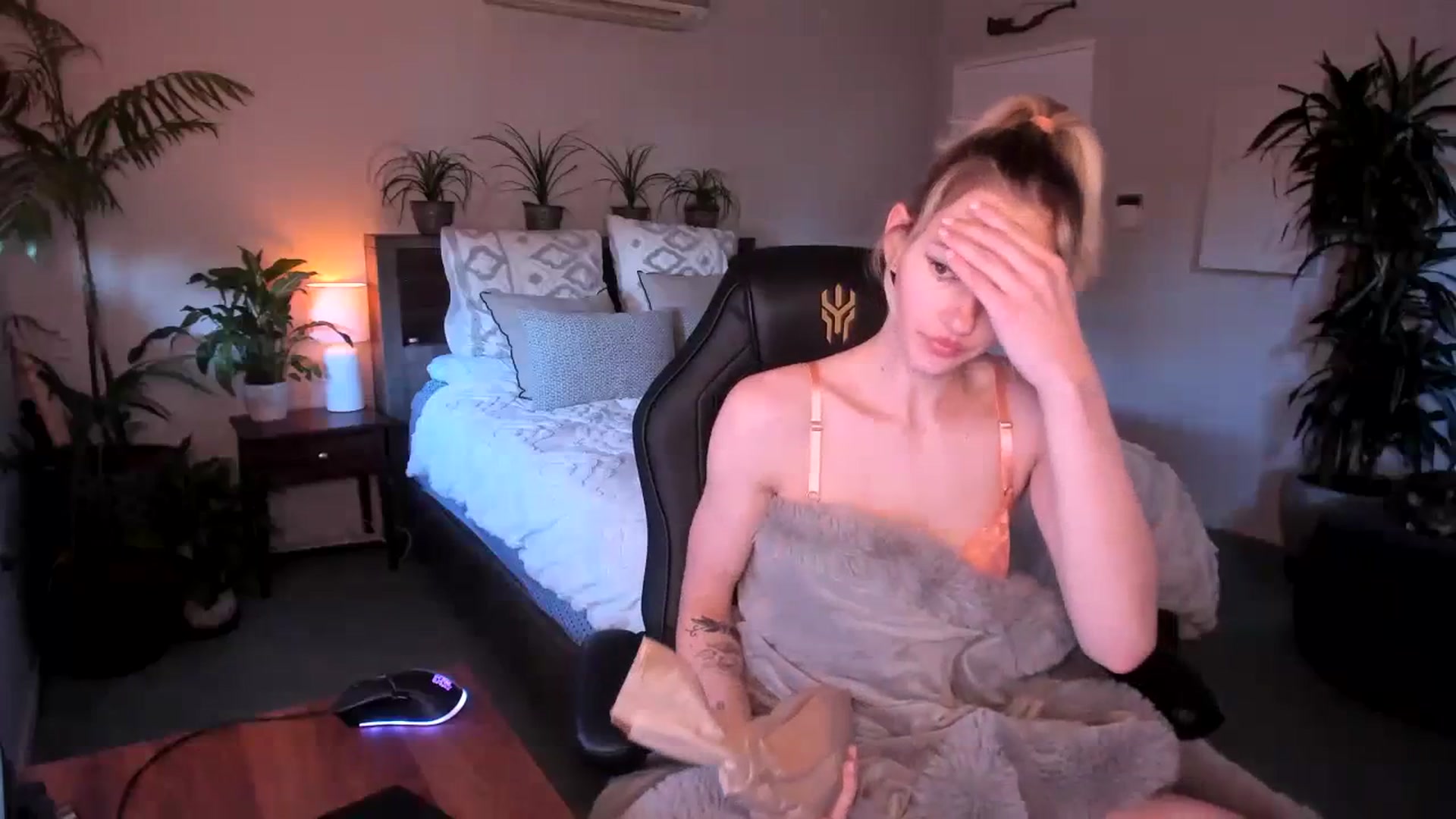 Gallery image thumbnail from Alice_NZ's myfreecams stream on, 06/13/2023, 03:21 image 14 of 20