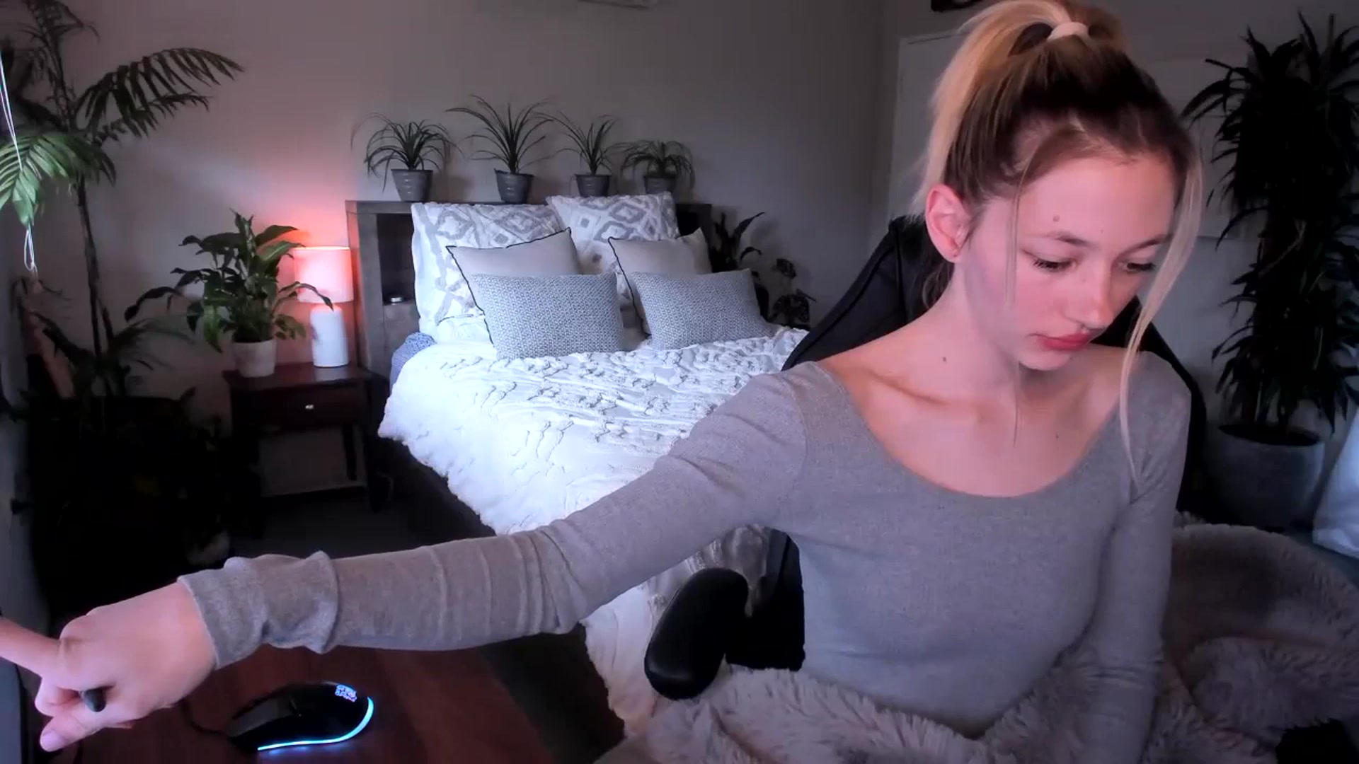 Gallery image thumbnail from Alice_NZ's myfreecams stream on, 06/16/2023, 02:29 image 19 of 20