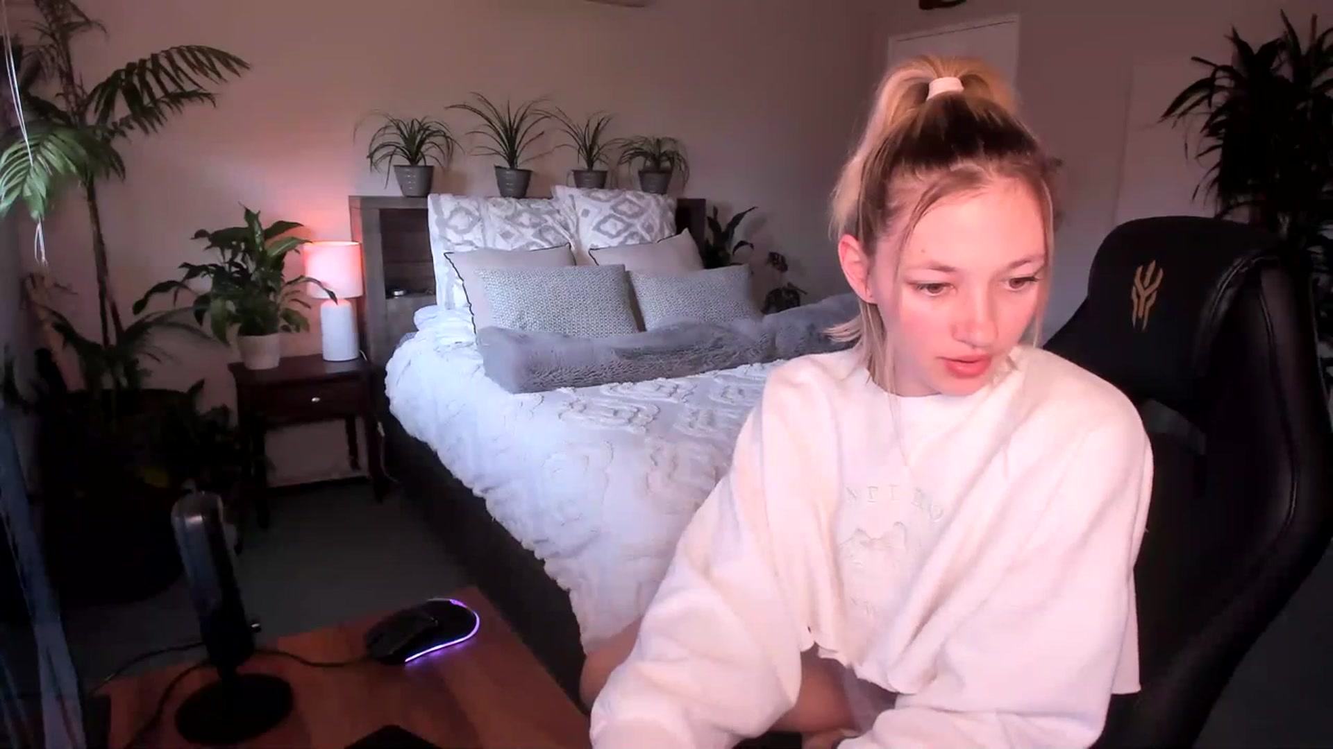 Gallery image thumbnail from Alice_NZ's myfreecams stream on, 06/18/2023, 04:02 image 5 of 20