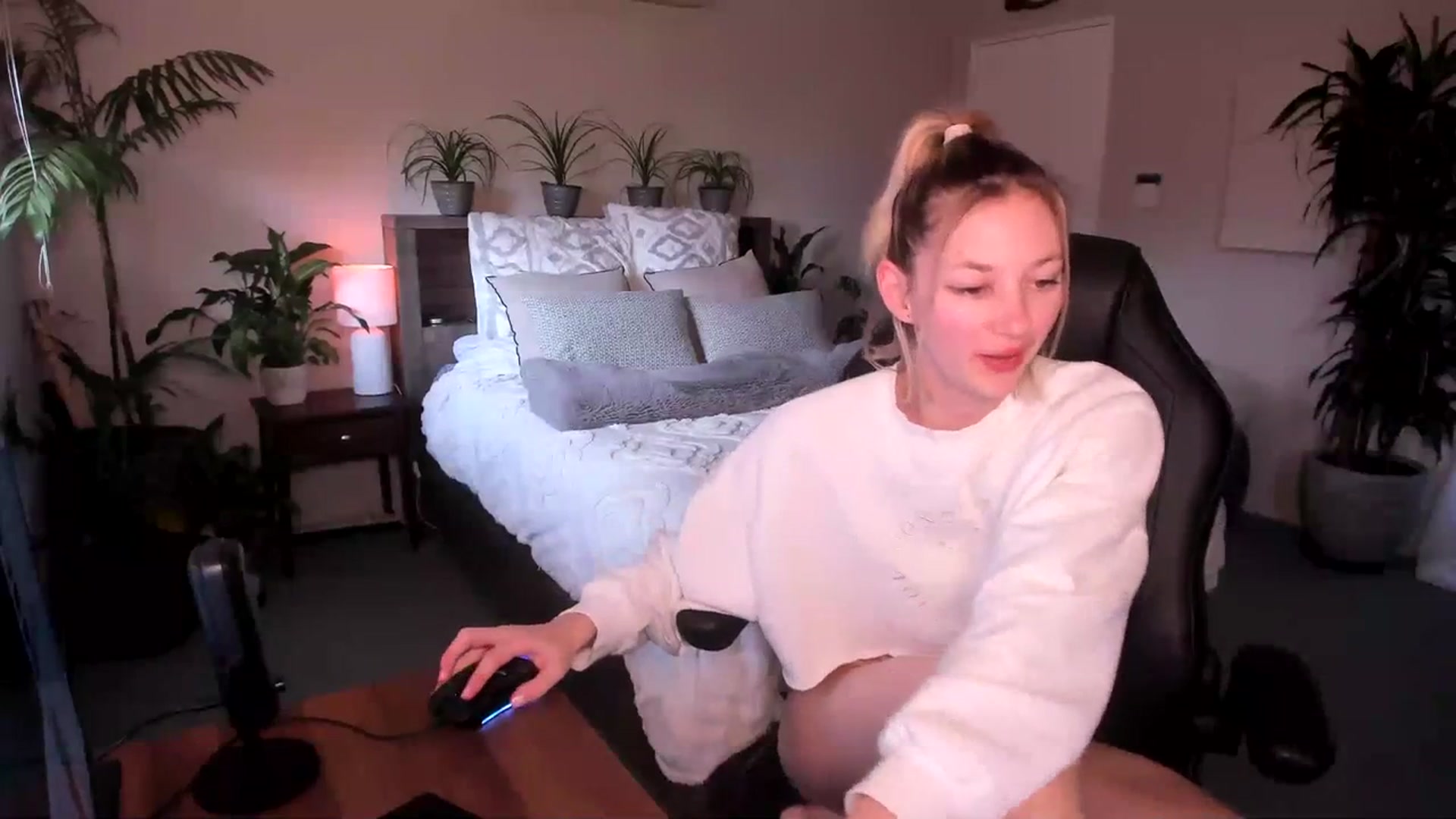 Gallery image thumbnail from Alice_NZ's myfreecams stream on, 06/18/2023, 04:02 image 6 of 20