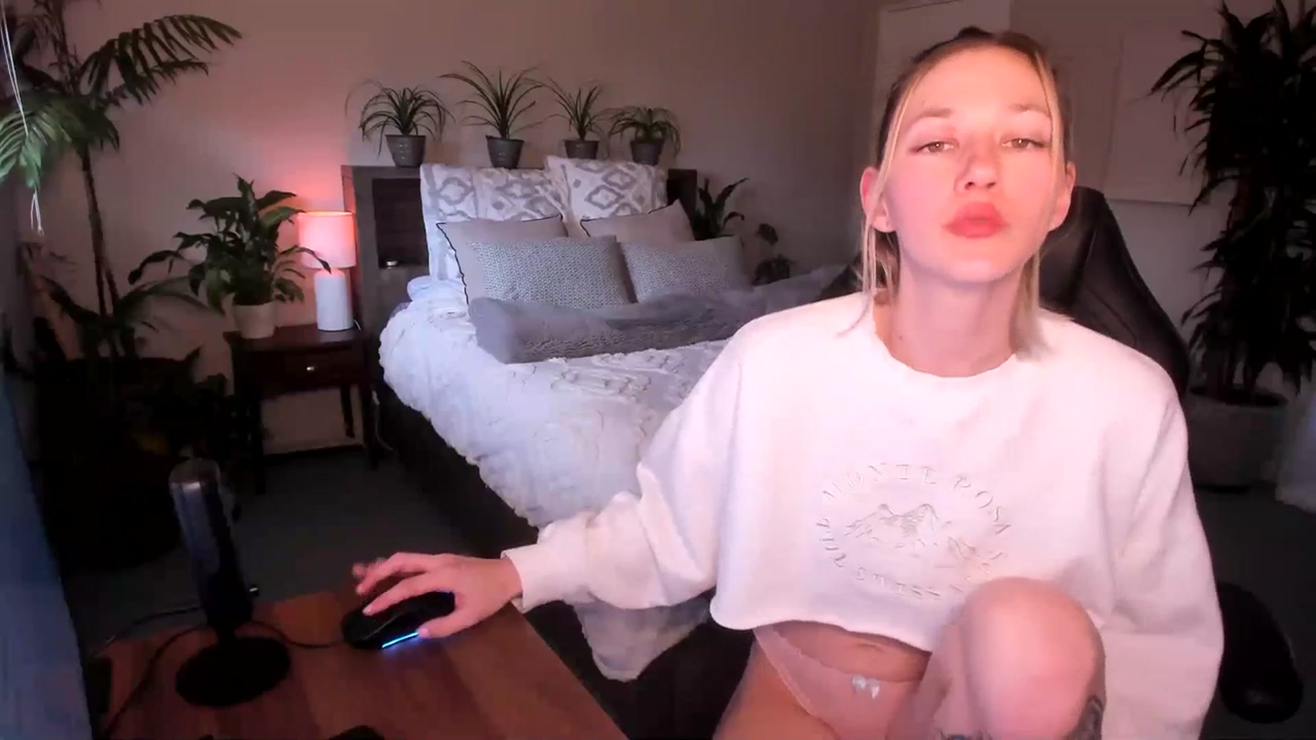 Gallery image thumbnail from Alice_NZ's myfreecams stream on, 06/18/2023, 04:02 image 18 of 20