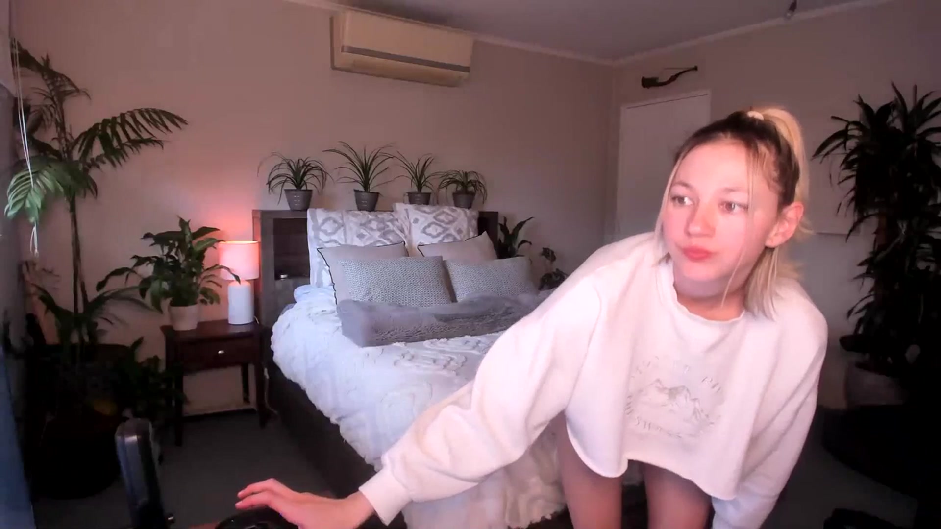 Gallery image thumbnail from Alice_NZ's myfreecams stream on, 06/18/2023, 04:02 image 16 of 20