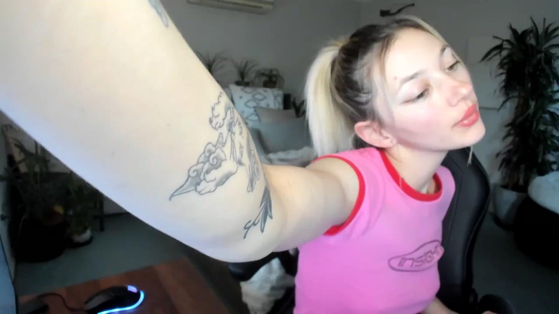 Gallery image thumbnail from Alice_NZ's myfreecams stream on, 06/27/2023, 03:03 image 7 of 20