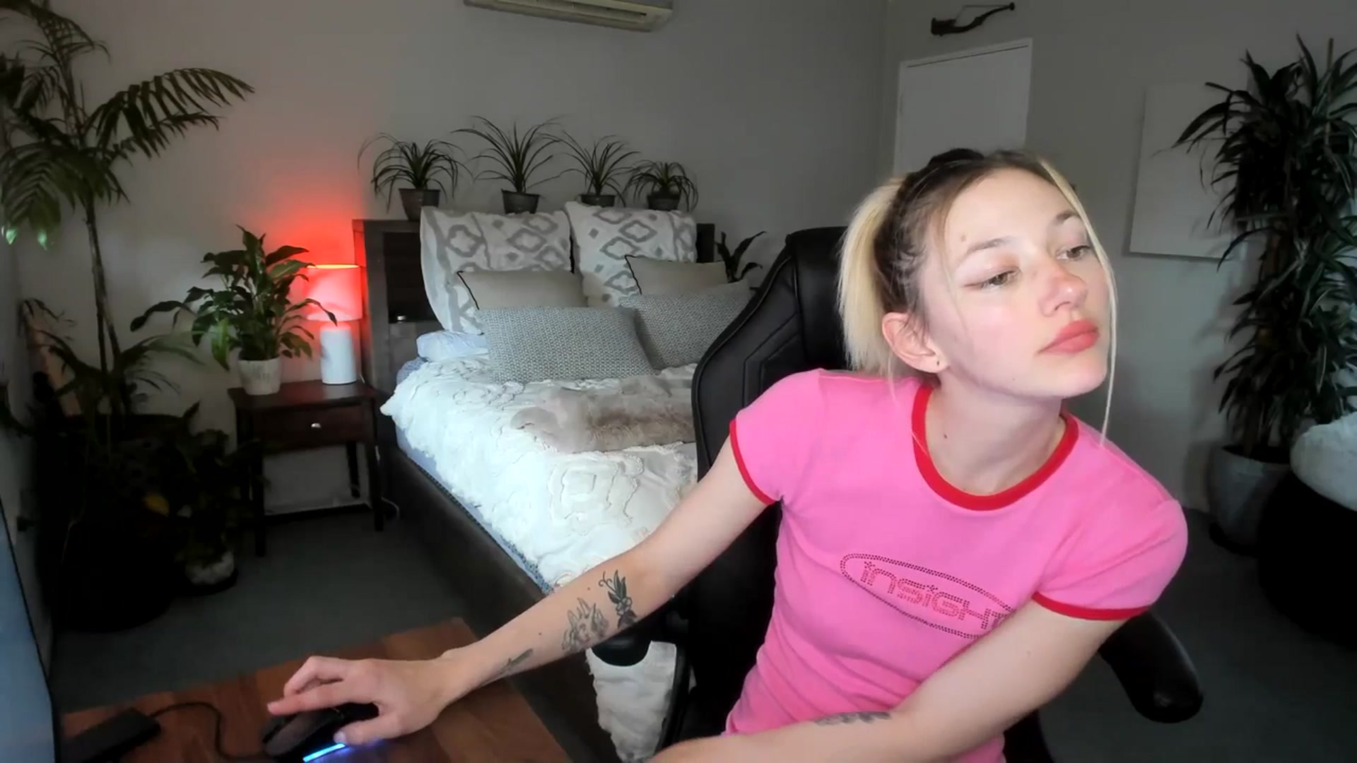 Gallery image thumbnail from Alice_NZ's myfreecams stream on, 06/27/2023, 03:03 image 9 of 20