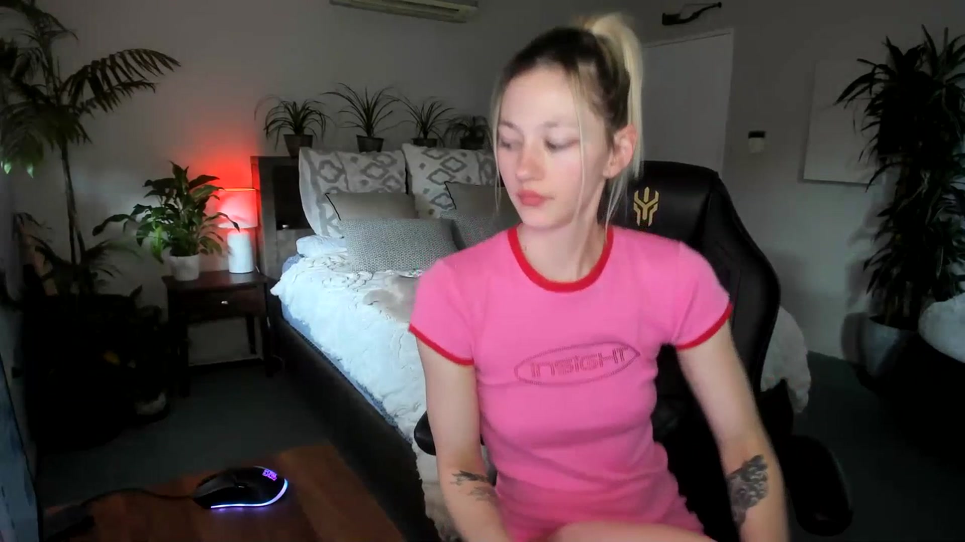 Gallery image thumbnail from Alice_NZ's myfreecams stream on, 06/27/2023, 03:03 image 12 of 20