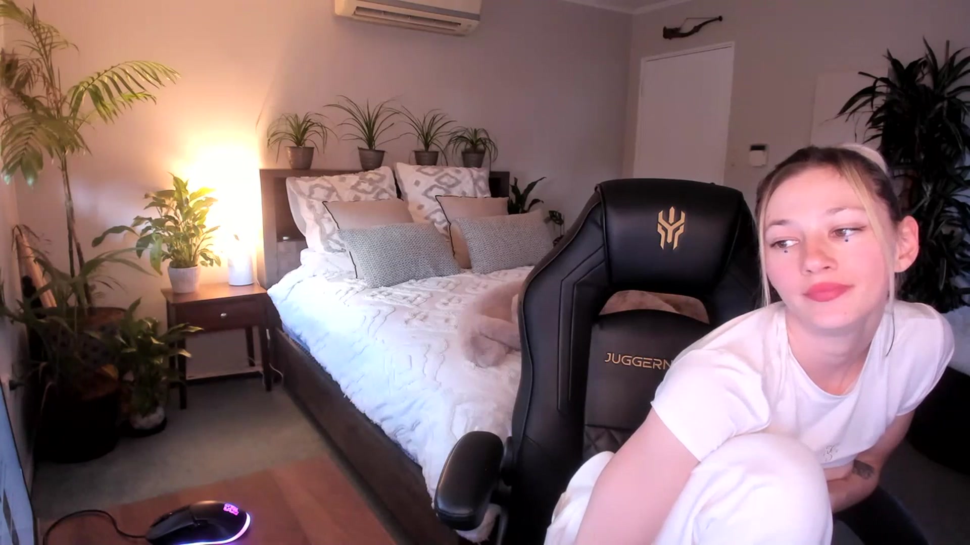 Gallery image thumbnail from Alice_NZ's myfreecams stream on, 06/28/2023, 02:08 image 17 of 20