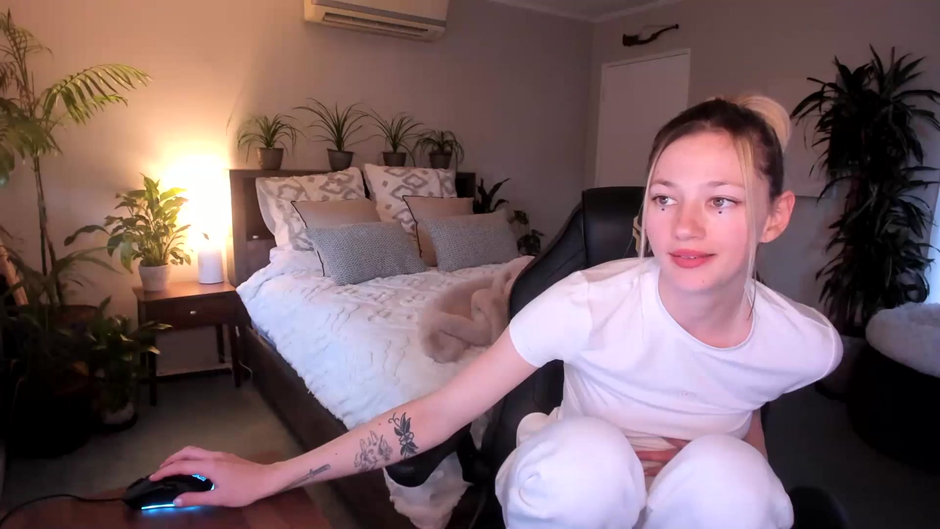 Gallery image thumbnail from Alice_NZ's myfreecams stream on, 06/28/2023, 02:08 image 20 of 20
