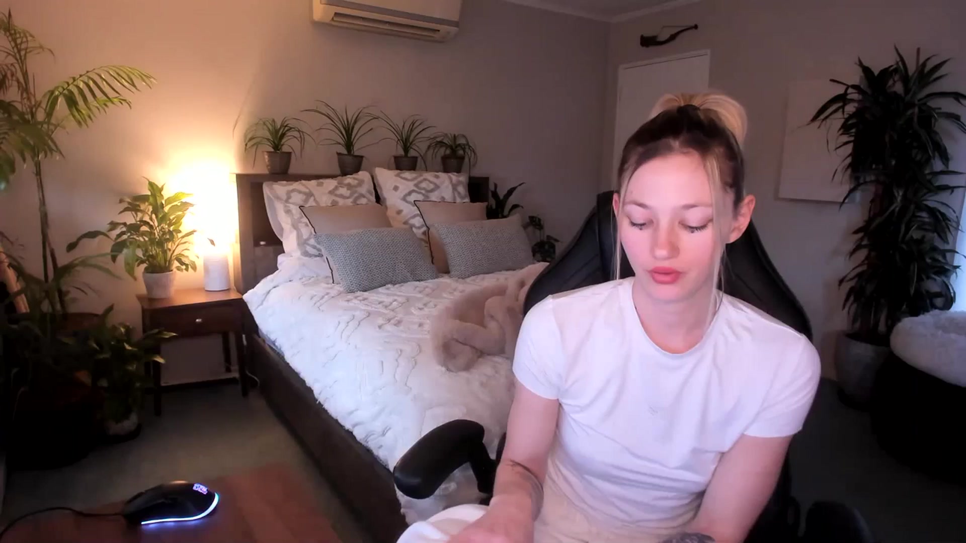 Gallery image thumbnail from Alice_NZ's myfreecams stream on, 06/28/2023, 02:08 image 19 of 20