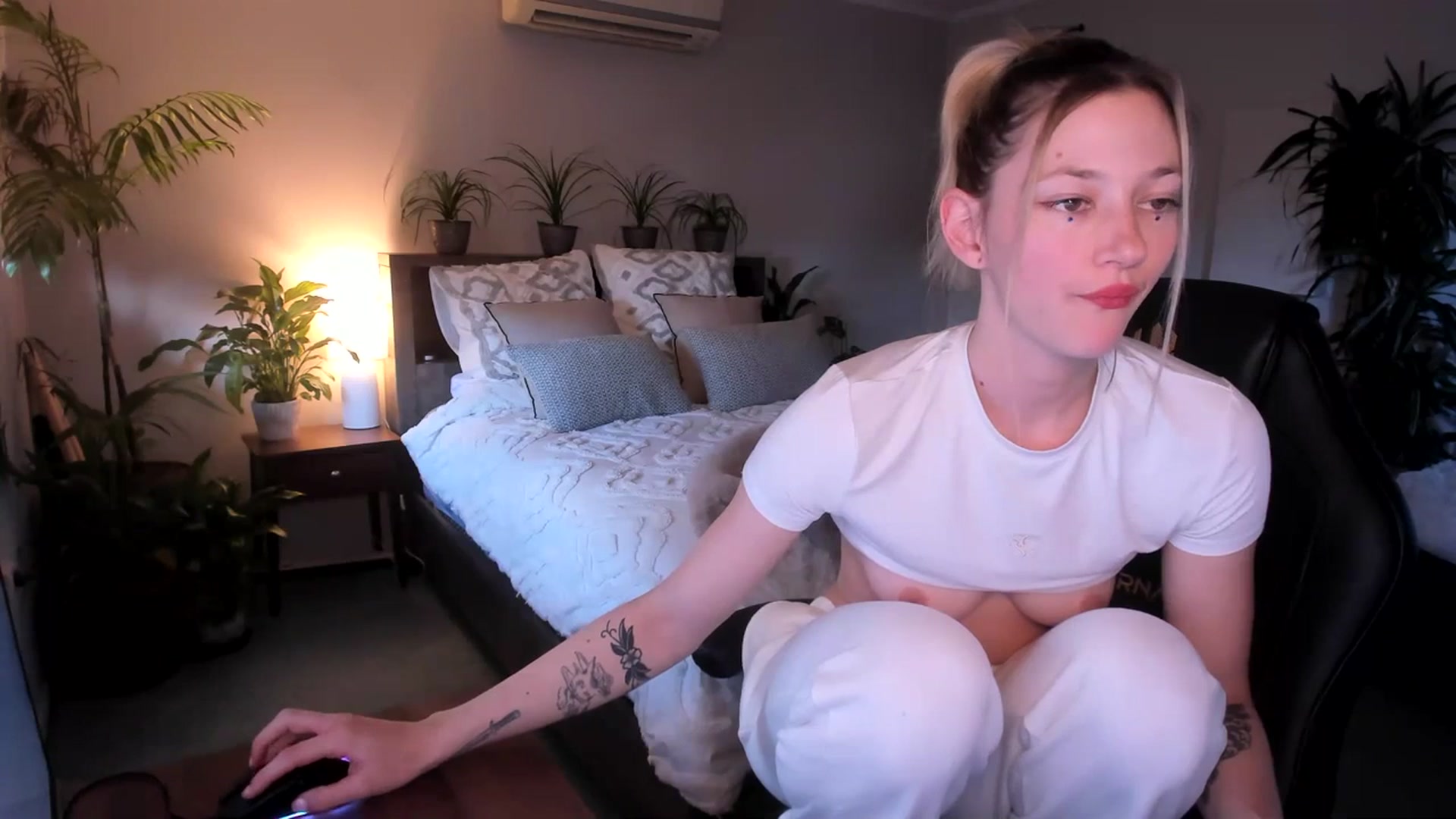 Gallery image thumbnail from Alice_NZ's myfreecams stream on, 06/28/2023, 02:08 image 11 of 20