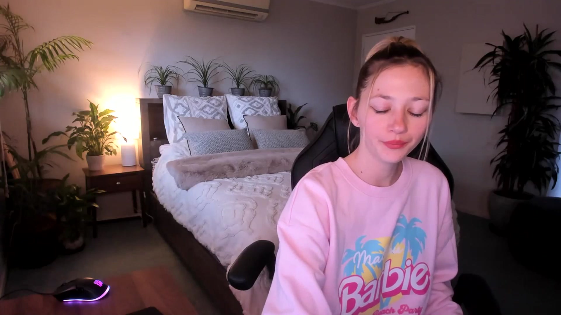 Gallery image thumbnail from Alice_NZ's myfreecams stream on, 06/29/2023, 04:19 image 2 of 20