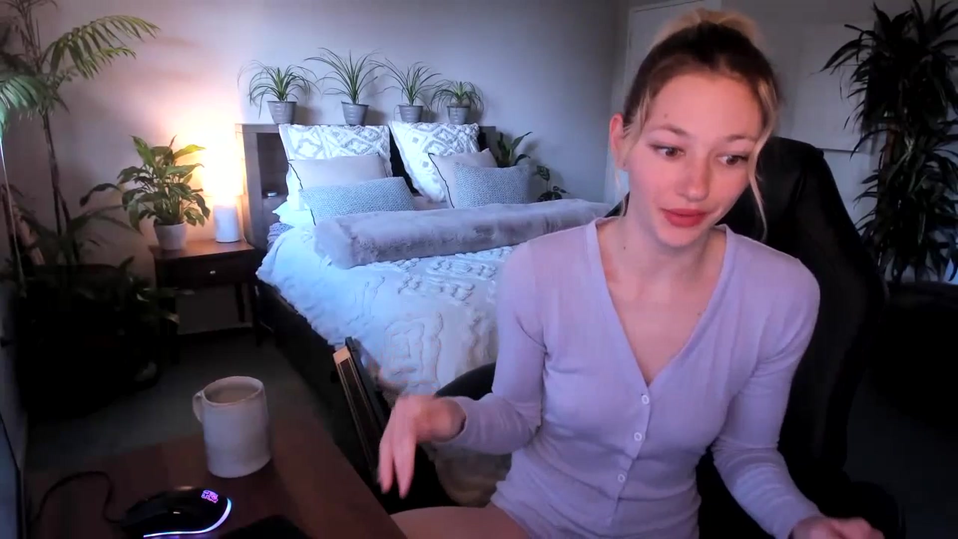 Gallery image thumbnail from Alice_NZ's myfreecams stream on, 07/03/2023, 02:39 image 5 of 20