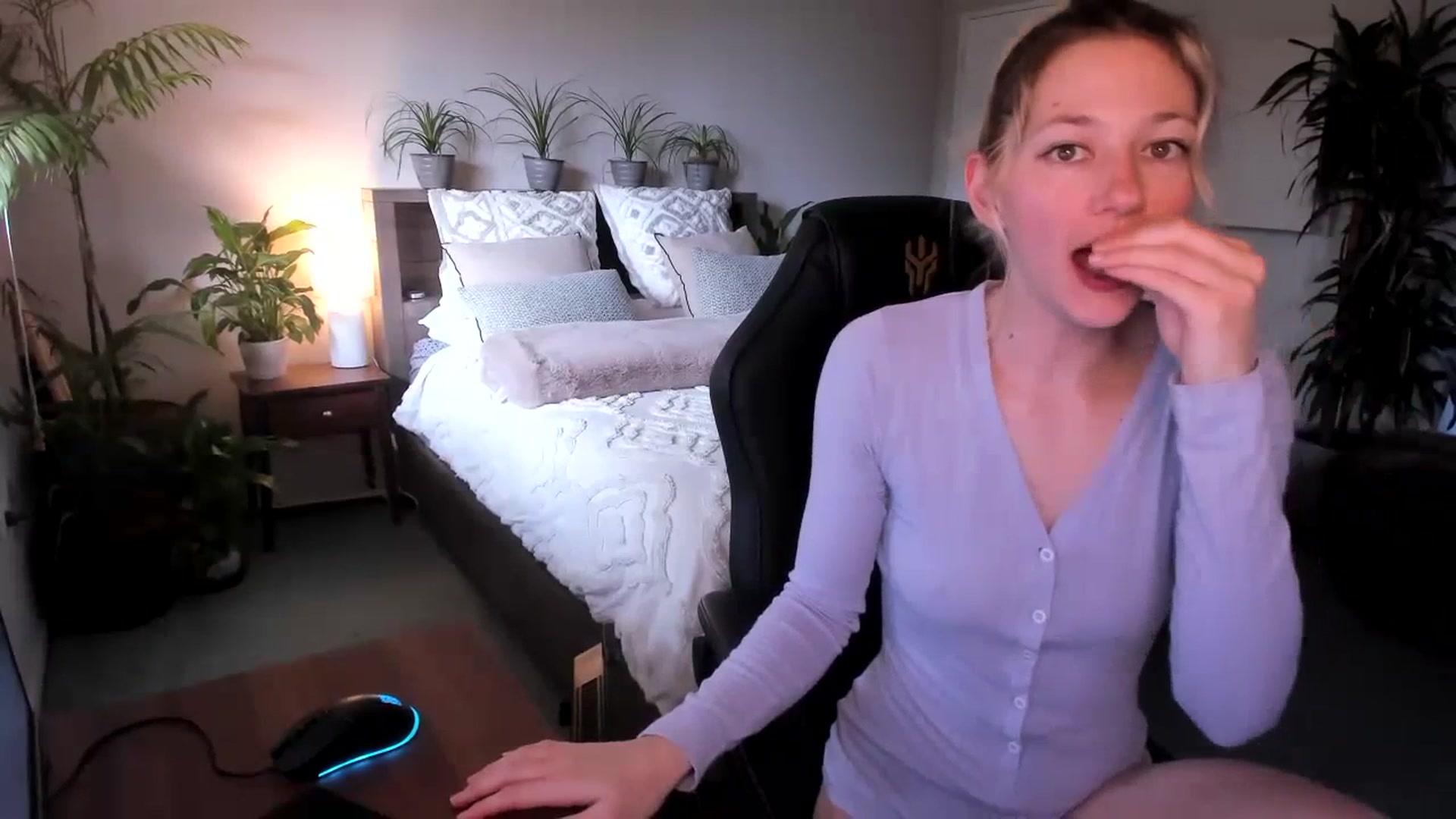Gallery image thumbnail from Alice_NZ's myfreecams stream on, 07/03/2023, 03:47 image 5 of 20