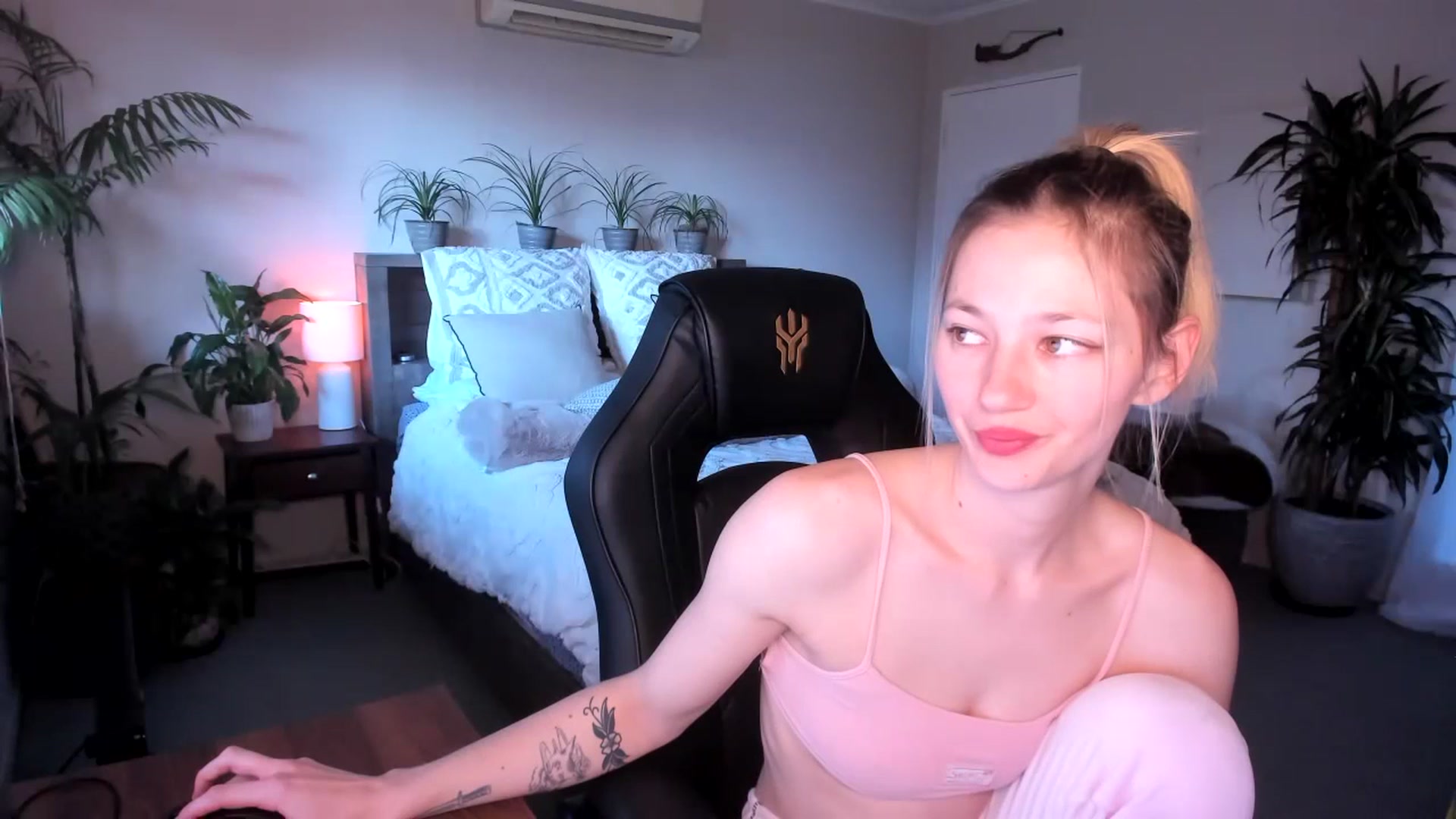 Gallery image thumbnail from Alice_NZ's myfreecams stream on, 07/08/2023, 05:05 image 11 of 20