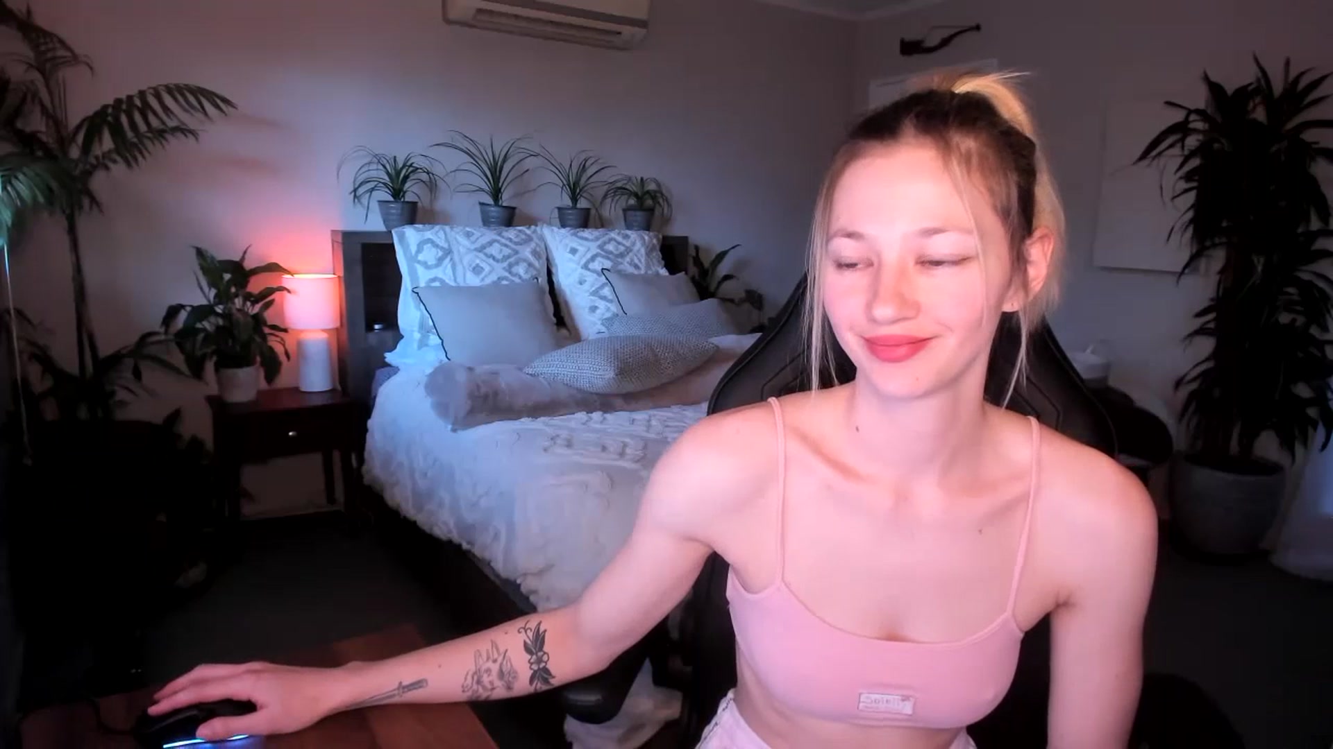 Gallery image thumbnail from Alice_NZ's myfreecams stream on, 07/08/2023, 05:05 image 18 of 20