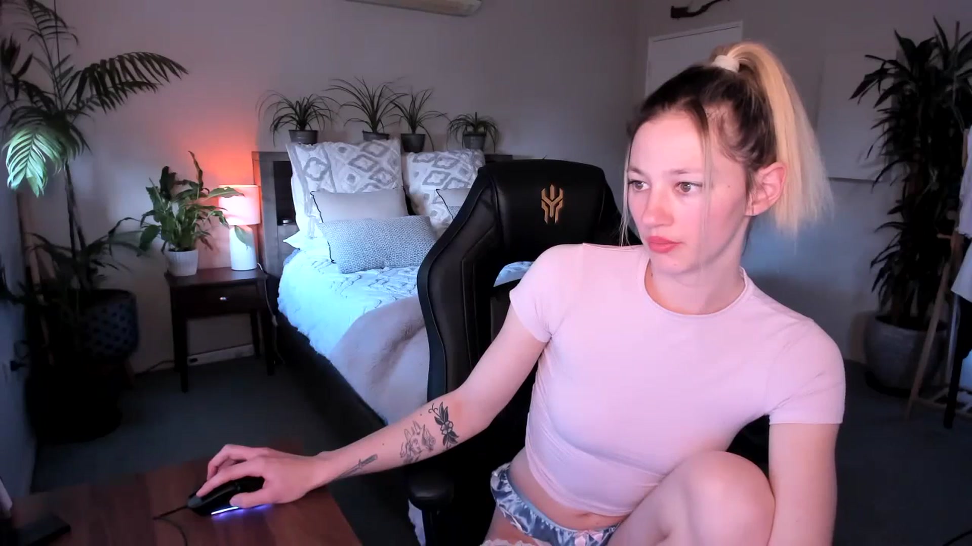 Gallery image thumbnail from Alice_NZ's myfreecams stream on, 08/25/2023, 02:11 image 17 of 20