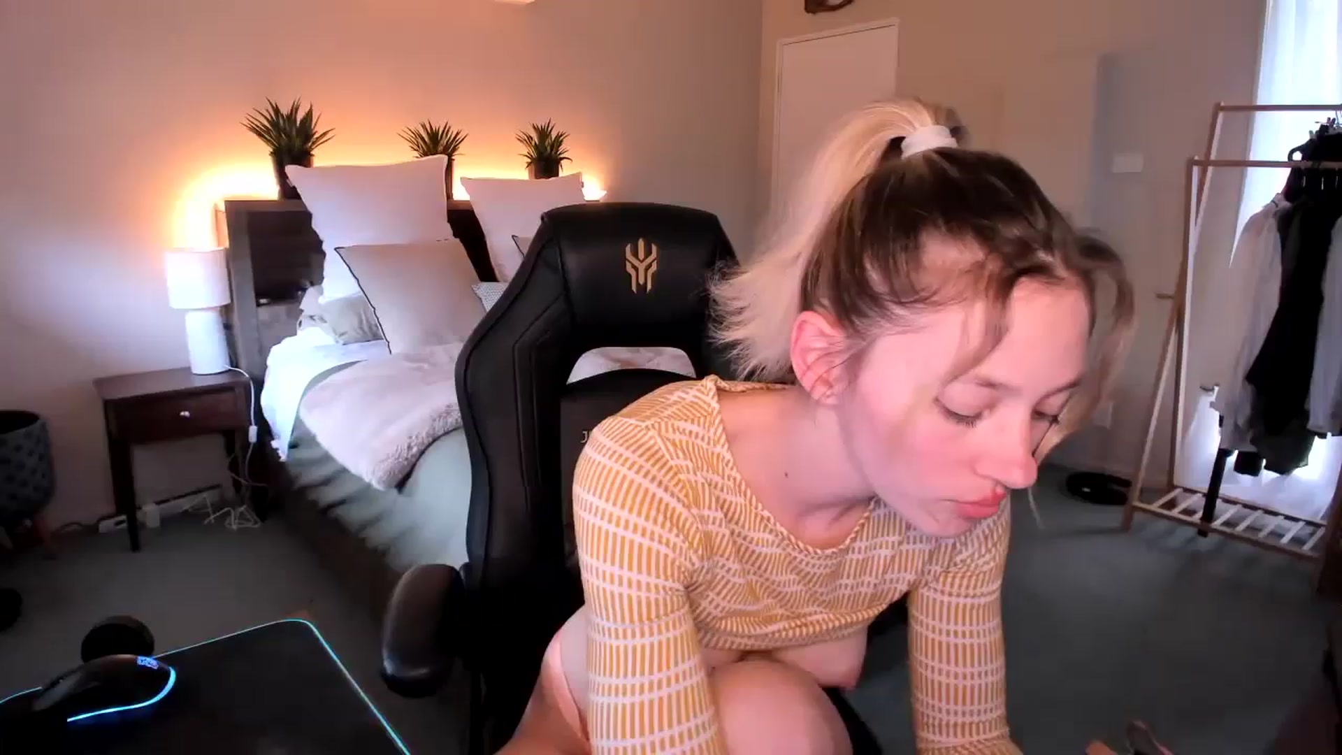 Gallery image thumbnail from Alice_NZ's myfreecams stream on, 09/26/2023, 02:45 image 16 of 20