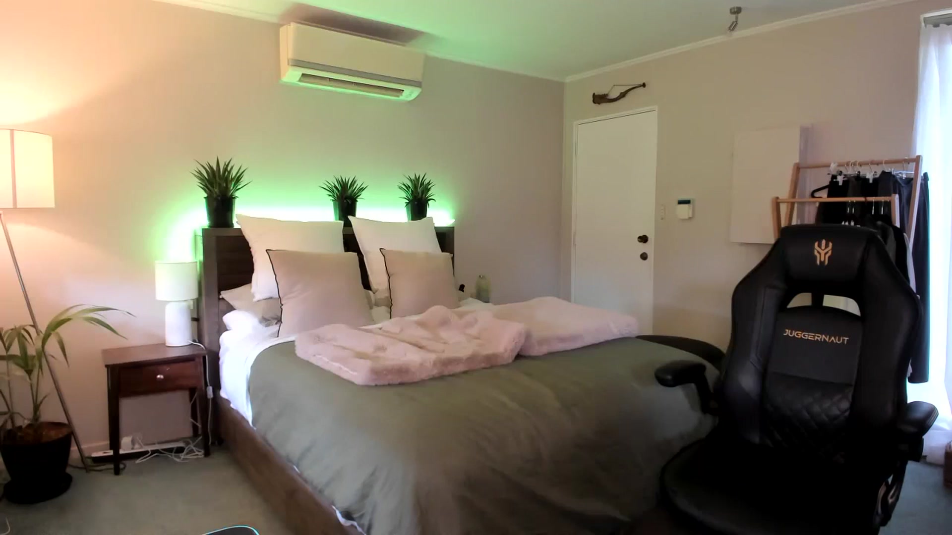 Gallery image thumbnail from Alice_NZ's myfreecams stream on, 10/12/2023, 02:35 image 6 of 20
