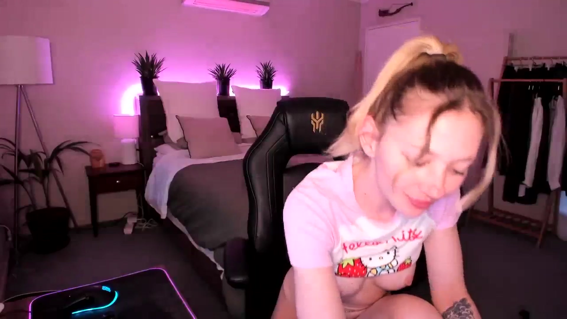 Gallery image thumbnail from Alice_NZ's myfreecams stream on, 10/23/2023, 06:29 image 12 of 20