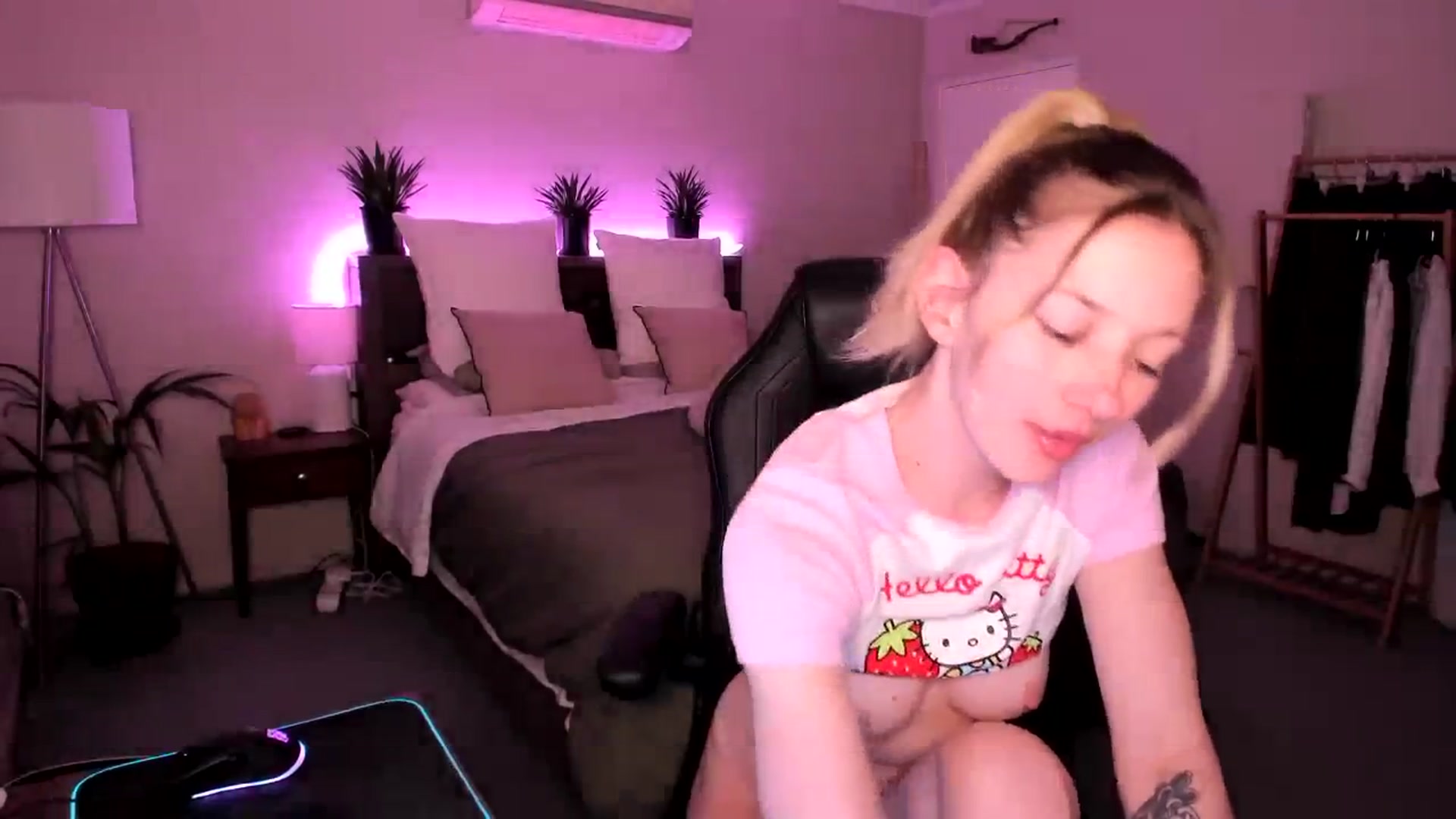 Gallery image thumbnail from Alice_NZ's myfreecams stream on, 10/23/2023, 06:43 image 9 of 20
