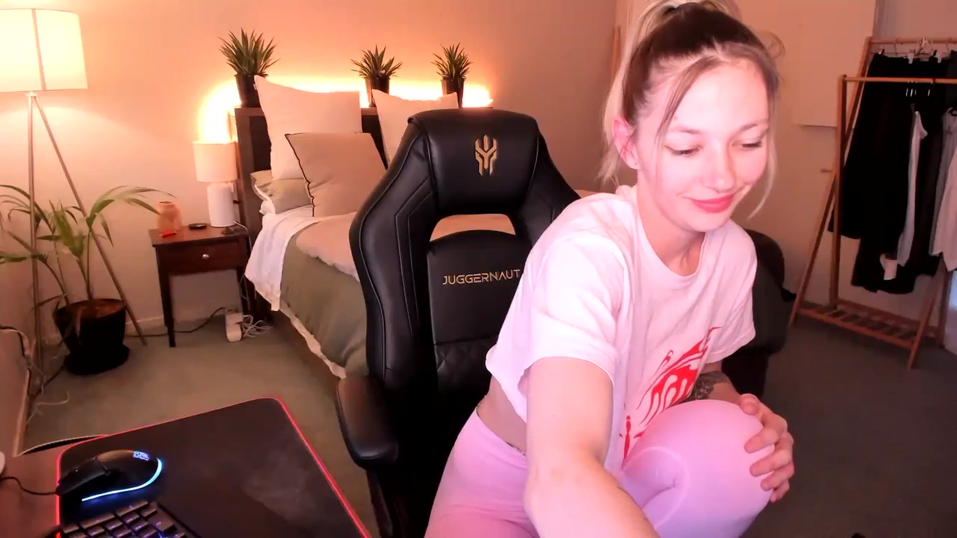 Gallery image thumbnail from Alice_NZ's myfreecams stream on, 10/27/2023, 07:41 image 2 of 20