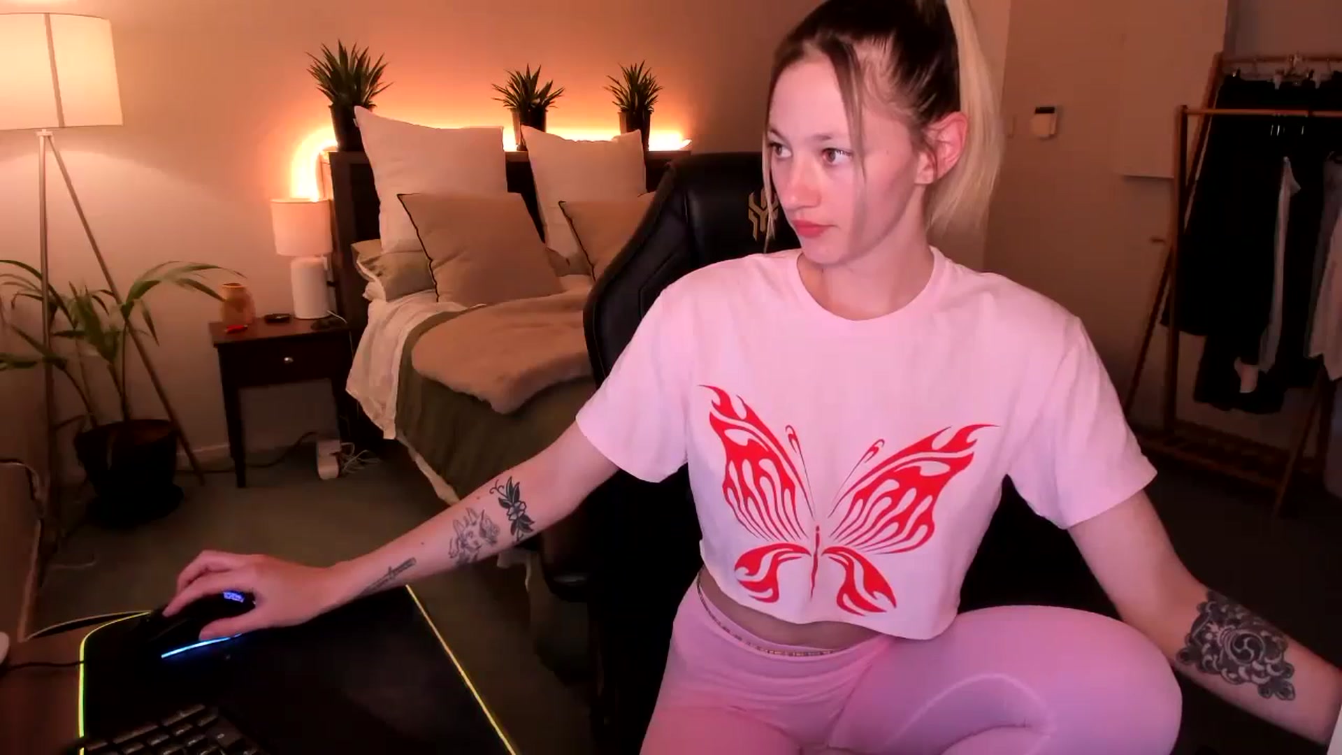 Gallery image thumbnail from Alice_NZ's myfreecams stream on, 10/27/2023, 07:41 image 7 of 20