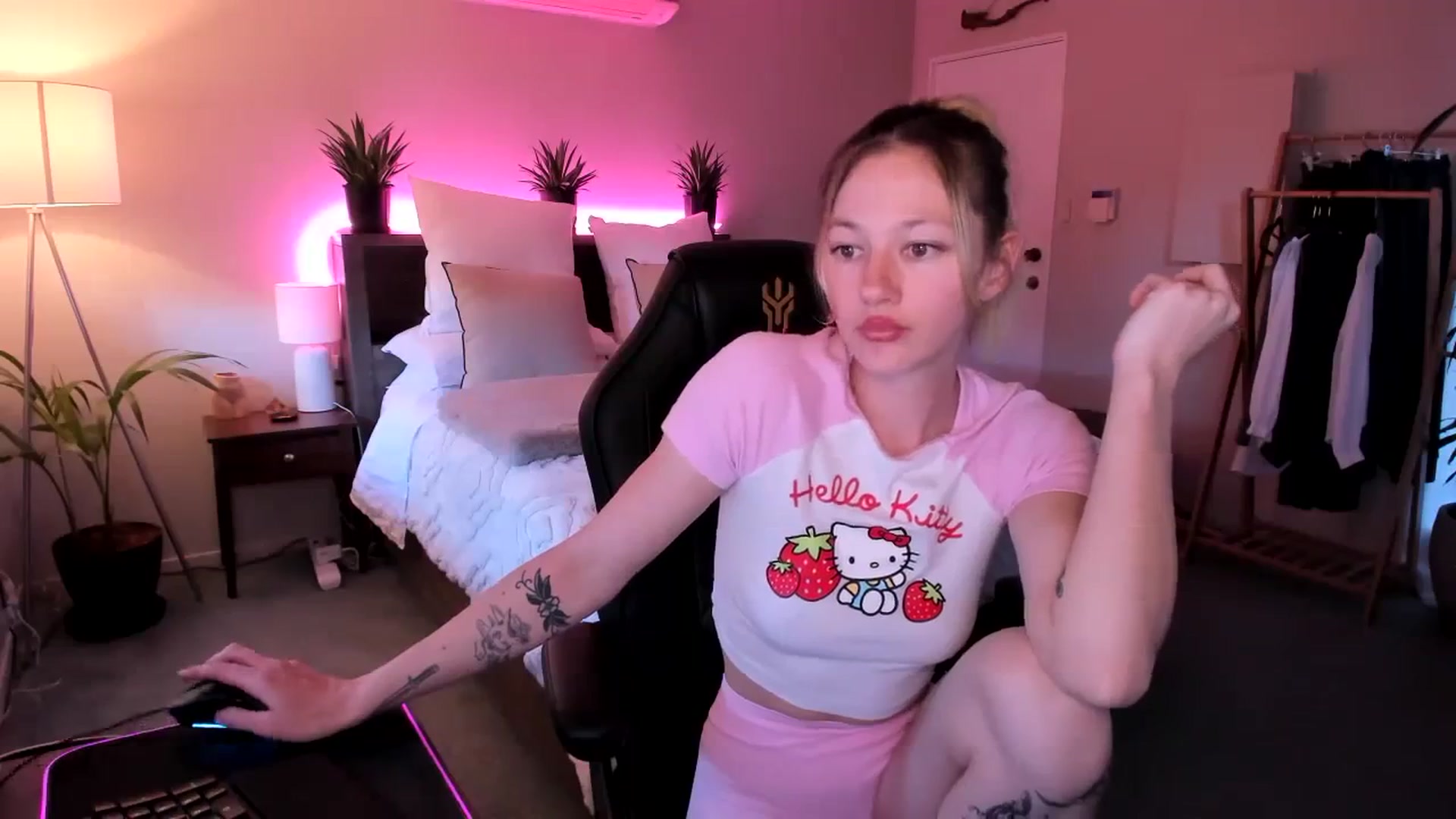 Gallery image thumbnail from Alice_NZ's myfreecams stream on, 11/10/2023, 04:04 image 7 of 20