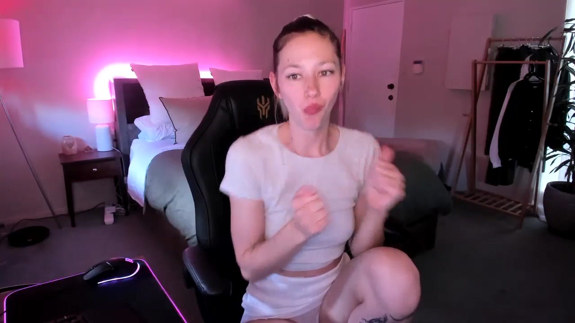 Gallery image thumbnail from Alice_NZ's myfreecams stream on, 11/19/2023, 03:34 image 6 of 20