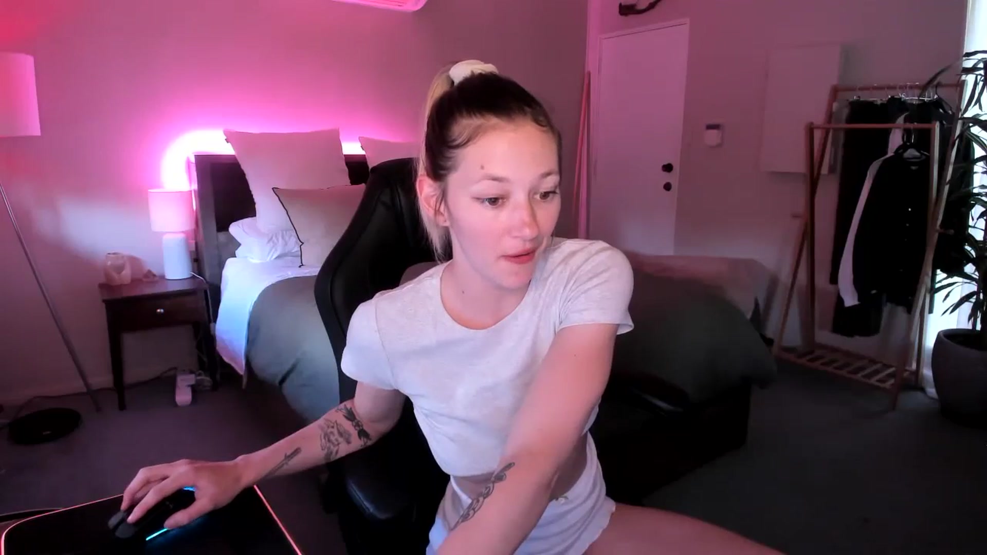 Gallery image thumbnail from Alice_NZ's myfreecams stream on, 11/19/2023, 03:34 image 15 of 20