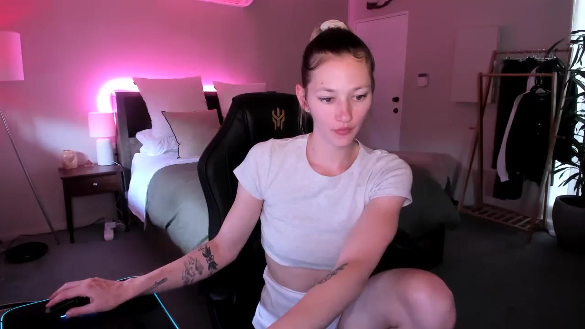 Gallery image thumbnail from Alice_NZ's myfreecams stream on, 11/19/2023, 03:34 image 17 of 20