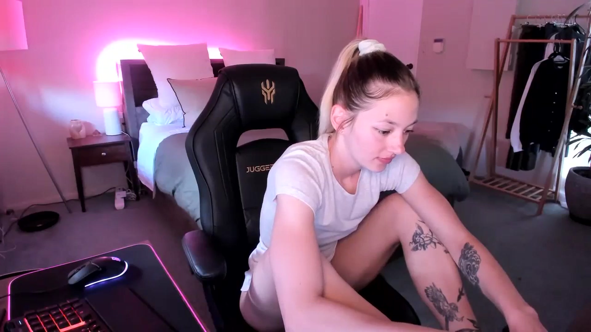 Gallery image thumbnail from Alice_NZ's myfreecams stream on, 11/19/2023, 03:34 image 2 of 20