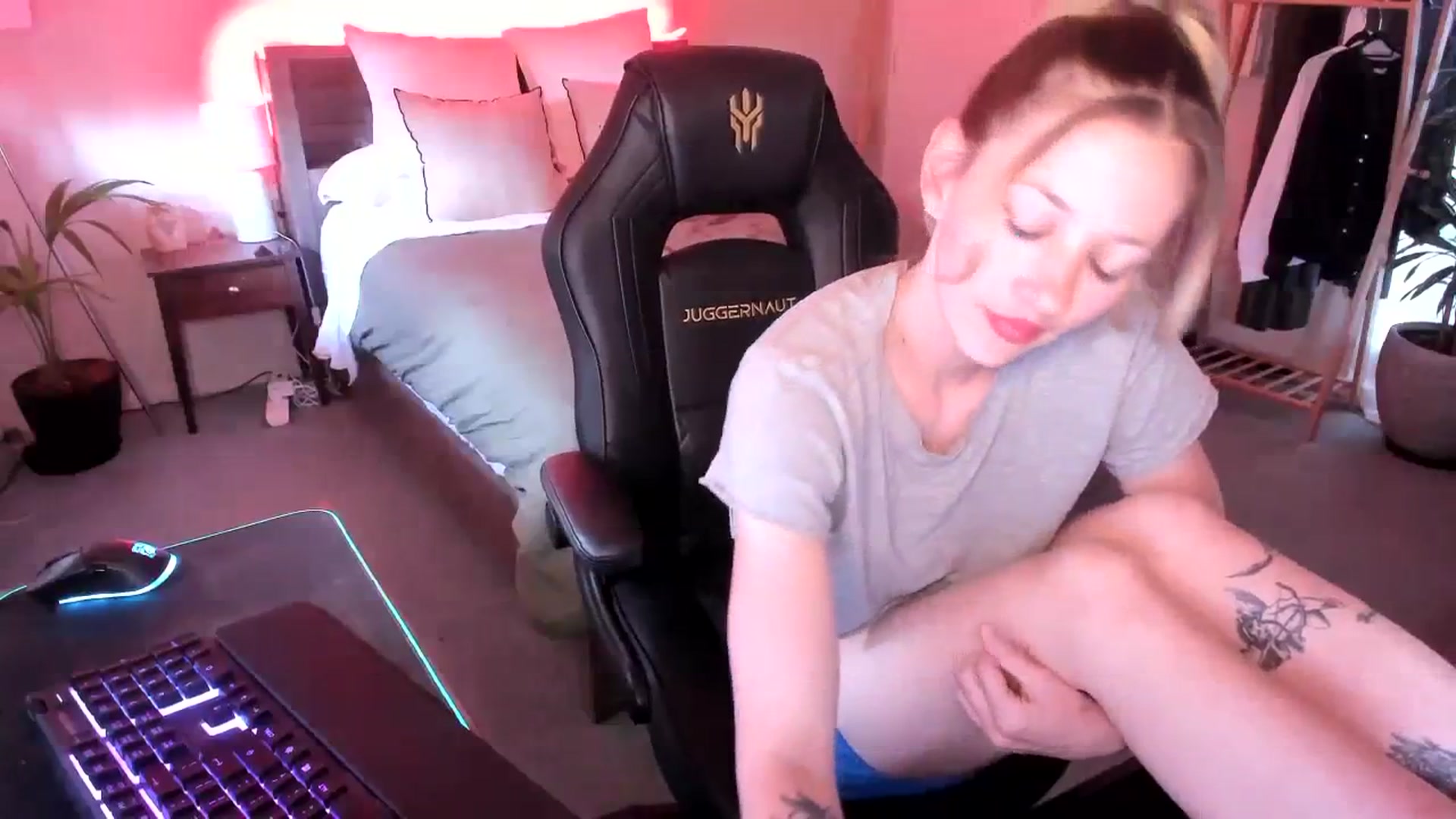 Gallery image thumbnail from Alice_NZ's myfreecams stream on, 11/27/2023, 02:22 image 16 of 20
