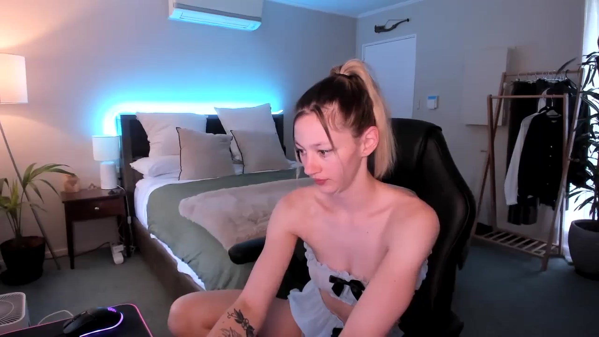 Gallery image thumbnail from Alice_NZ's myfreecams stream on, 12/01/2023, 24:01 image 13 of 20