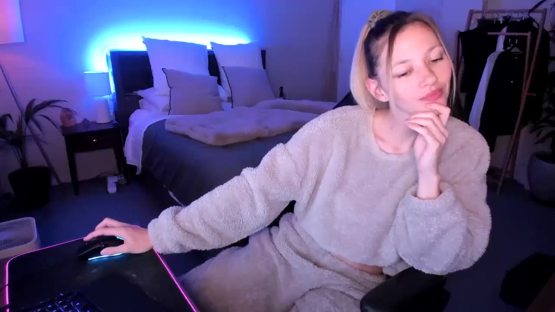 Gallery image thumbnail from Alice_NZ's myfreecams stream on, 12/09/2023, 09:16 image 17 of 20