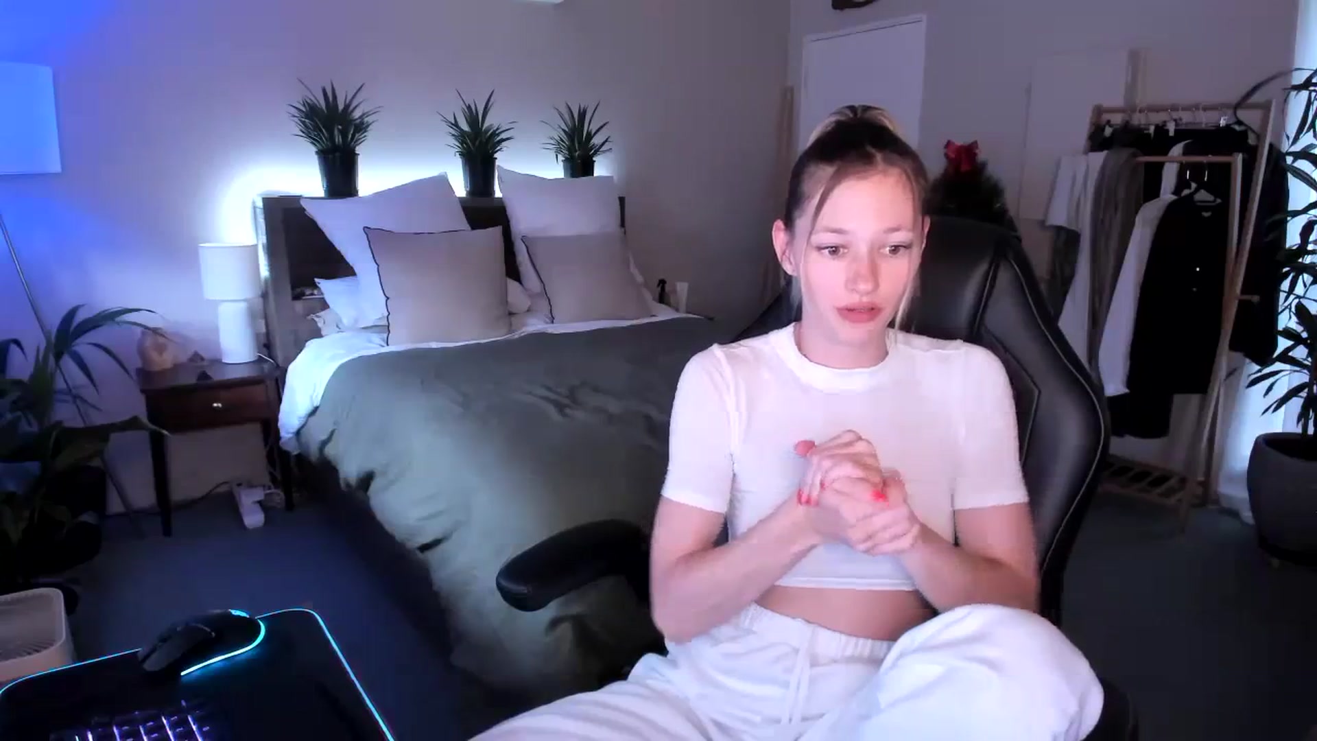 Gallery image thumbnail from Alice_NZ's myfreecams stream on, 12/24/2023, 04:07 image 14 of 20