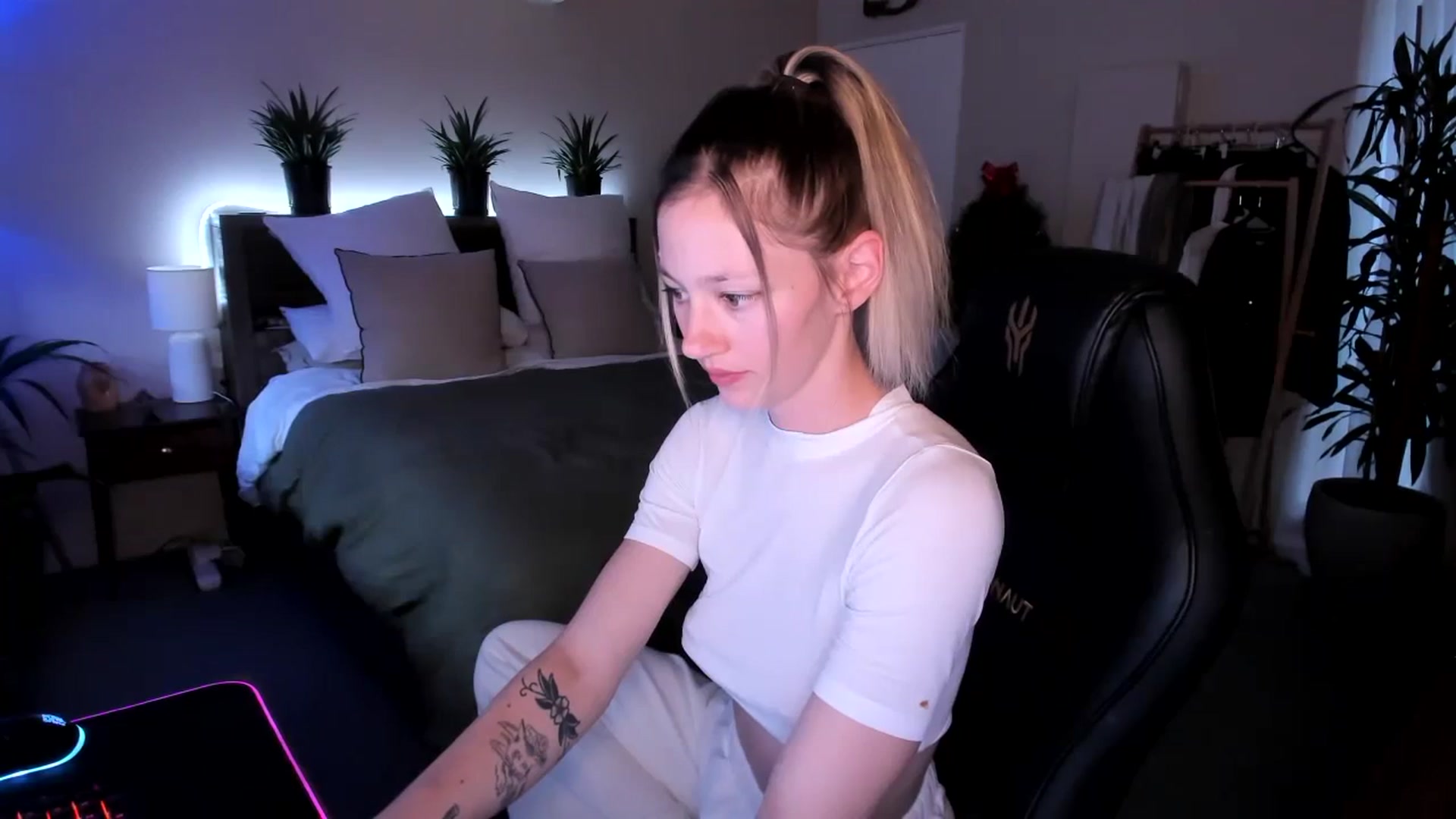 Gallery image thumbnail from Alice_NZ's myfreecams stream on, 12/24/2023, 04:07 image 20 of 20