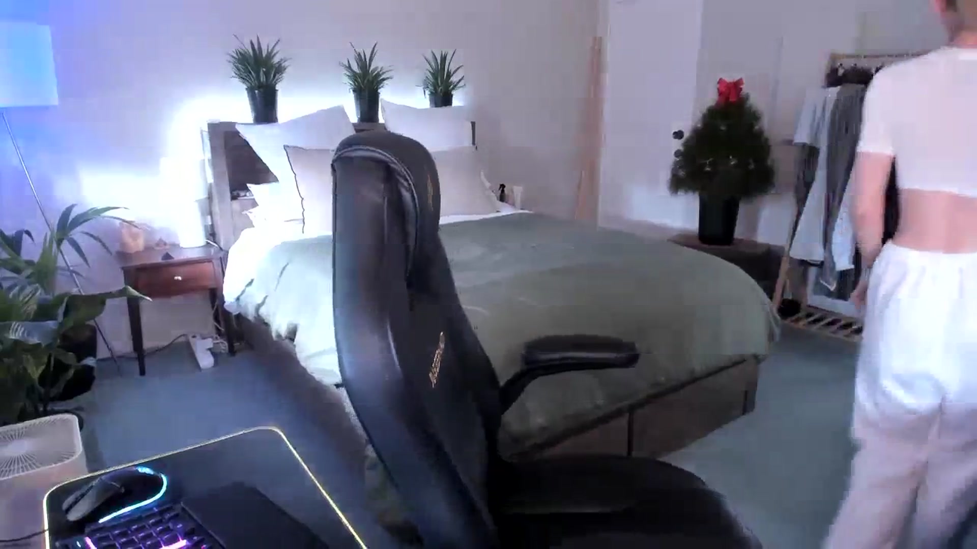 Gallery image thumbnail from Alice_NZ's myfreecams stream on, 12/24/2023, 04:07 image 5 of 20