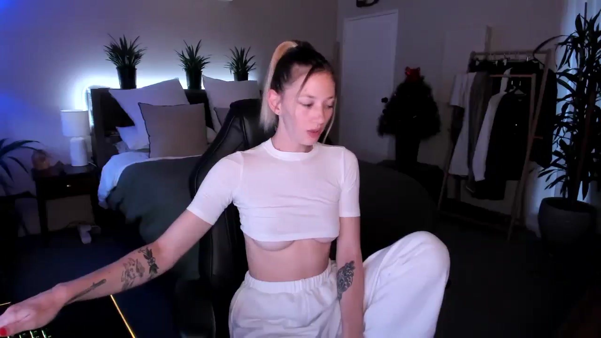 Gallery image thumbnail from Alice_NZ's myfreecams stream on, 12/24/2023, 04:07 image 18 of 20